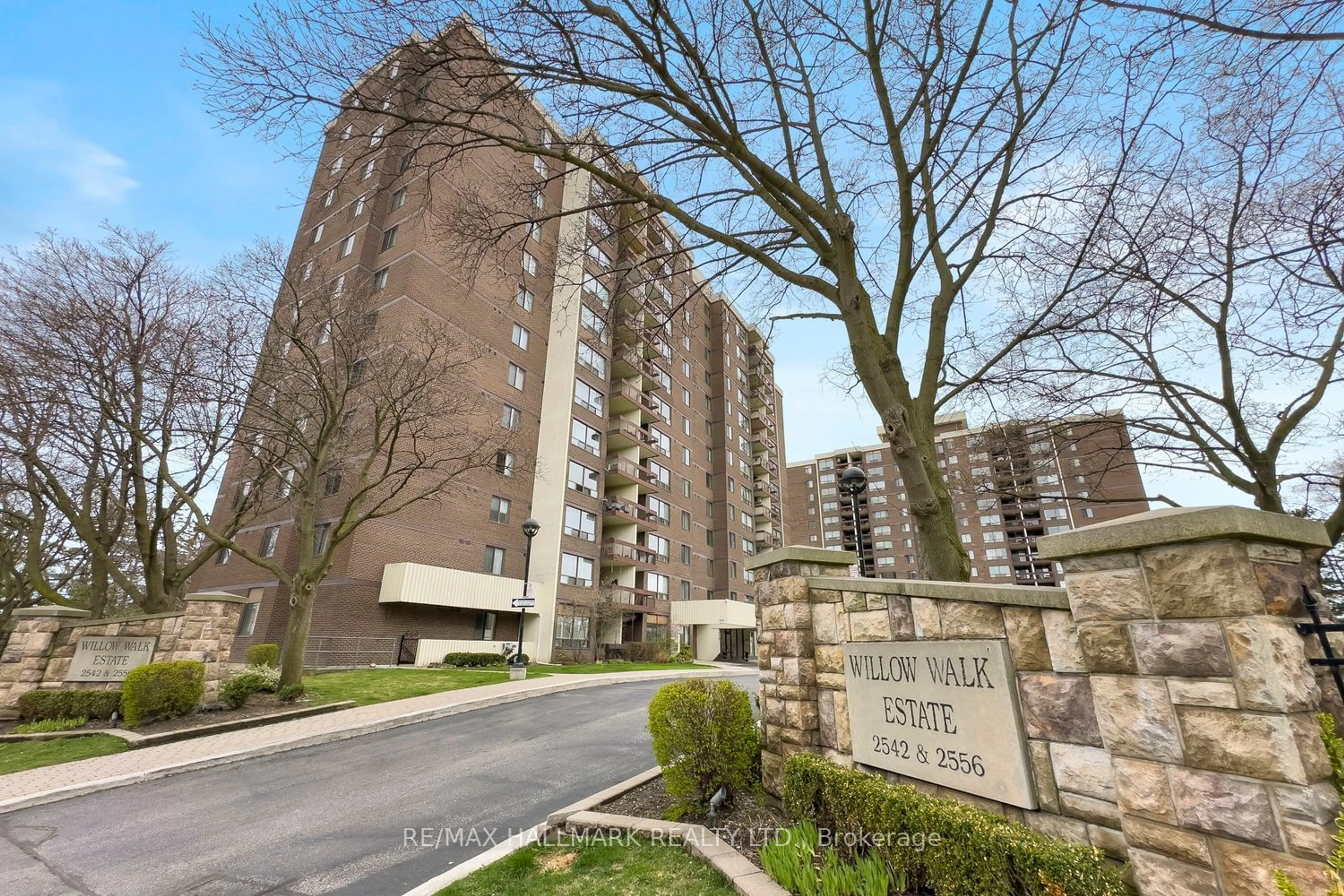 A pic from exterior of the house or condo for 2542 Argyle Rd #801, Mississauga Ontario L5B 2H5