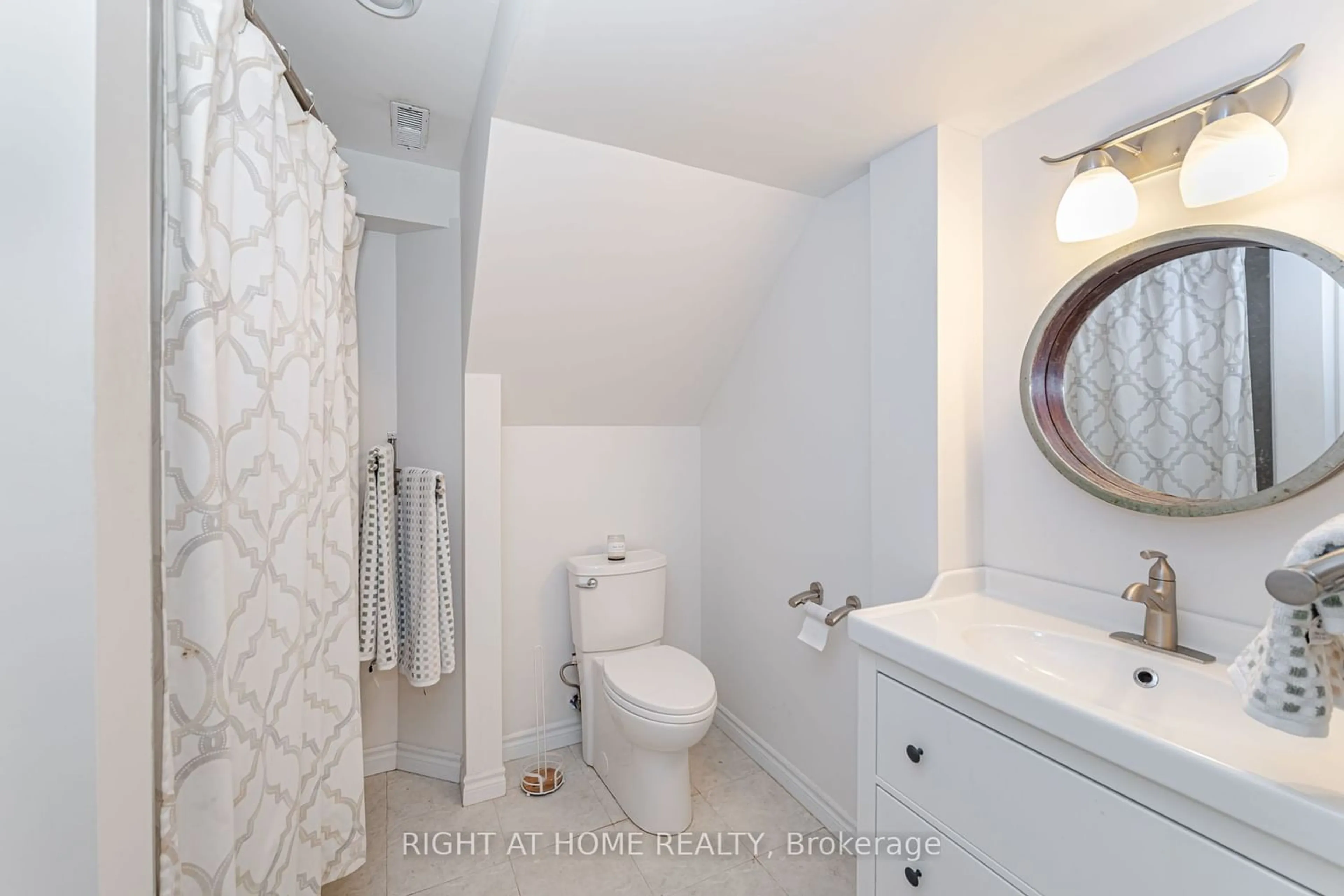 Standard bathroom for 6027 Maple Gate Circ, Mississauga Ontario L5N 7A7