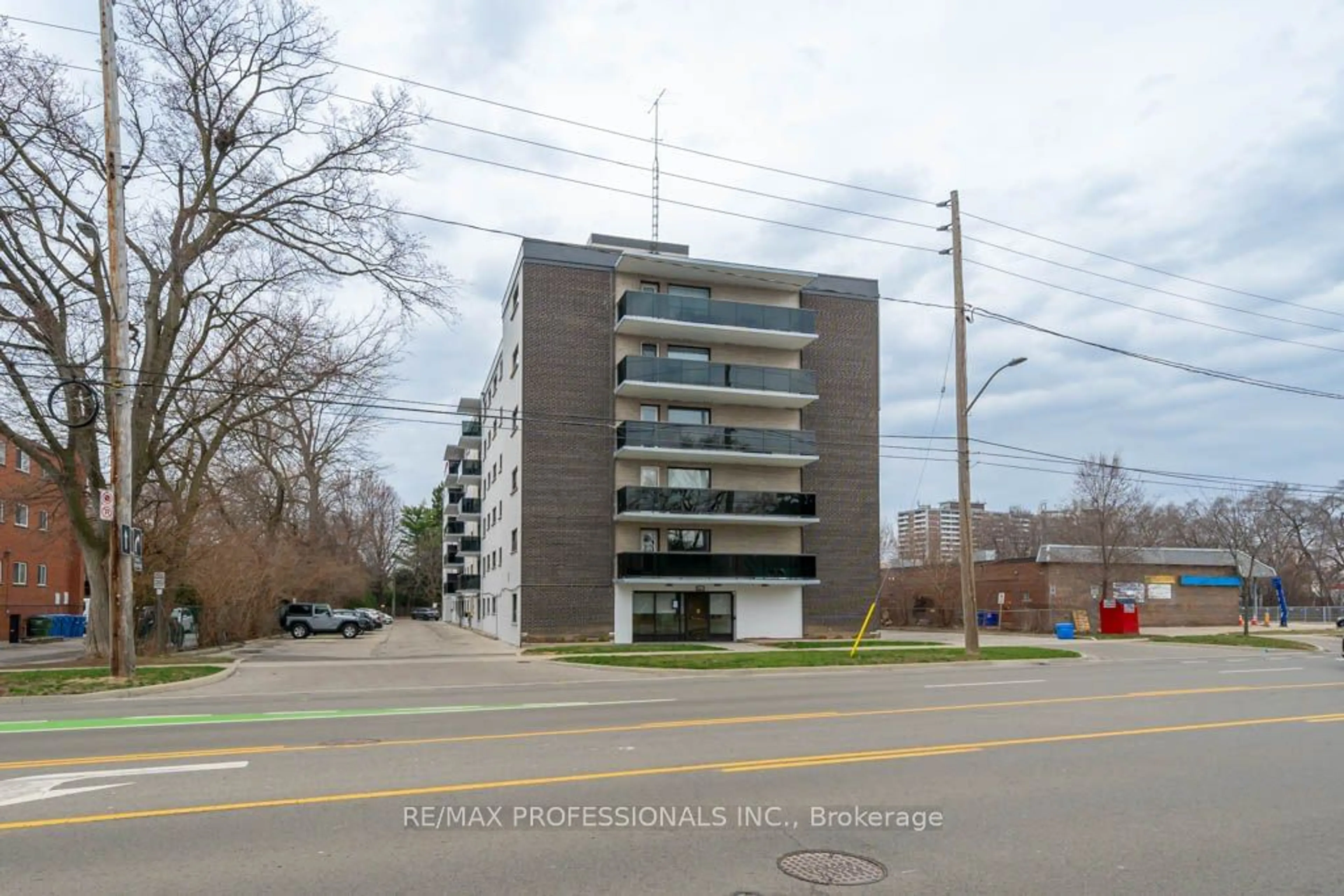 A pic from exterior of the house or condo for 2411 New St #502, Burlington Ontario L7R 1K2