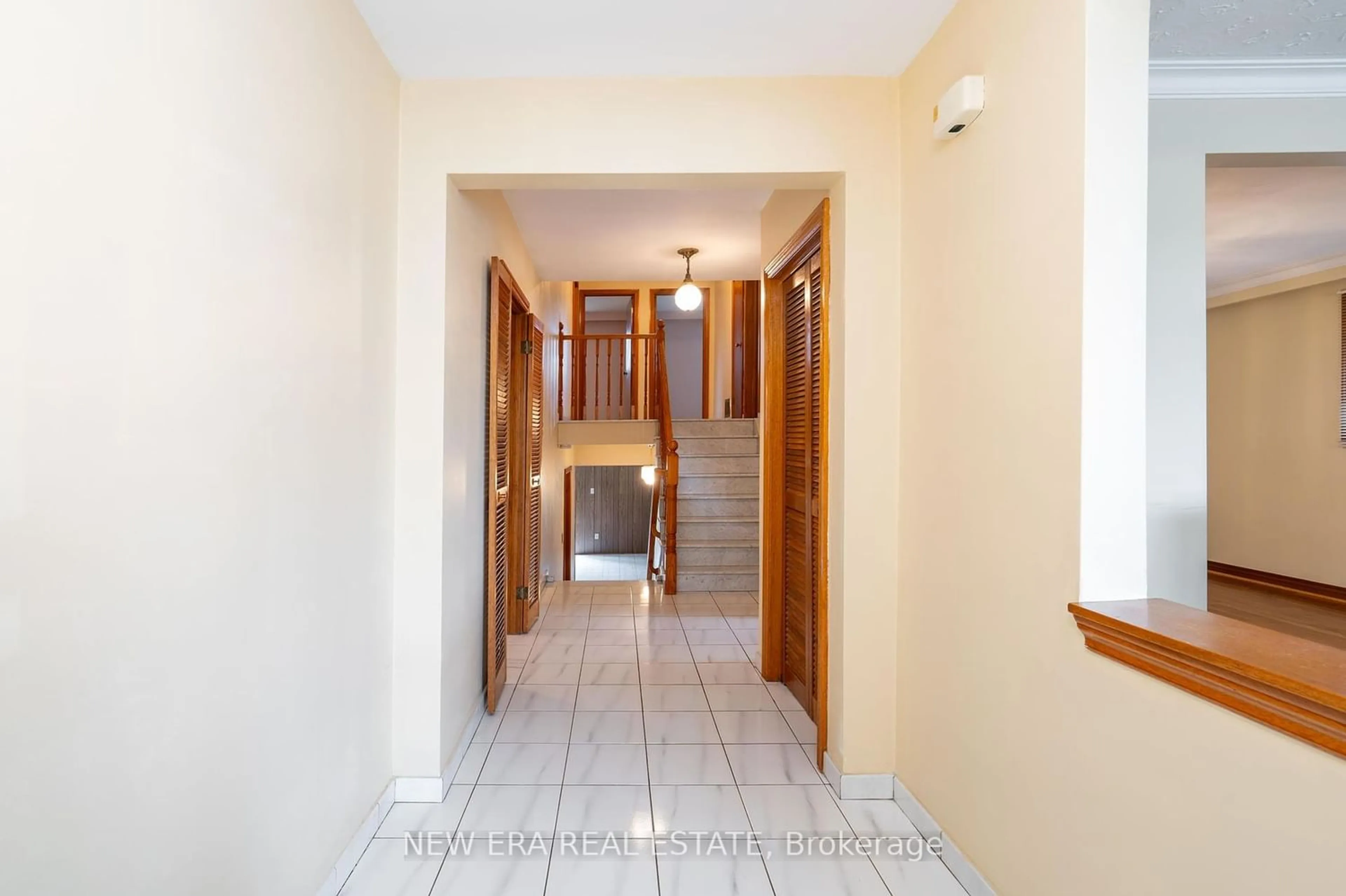 Indoor foyer for 1359 Myron Dr, Mississauga Ontario L5E 2N5