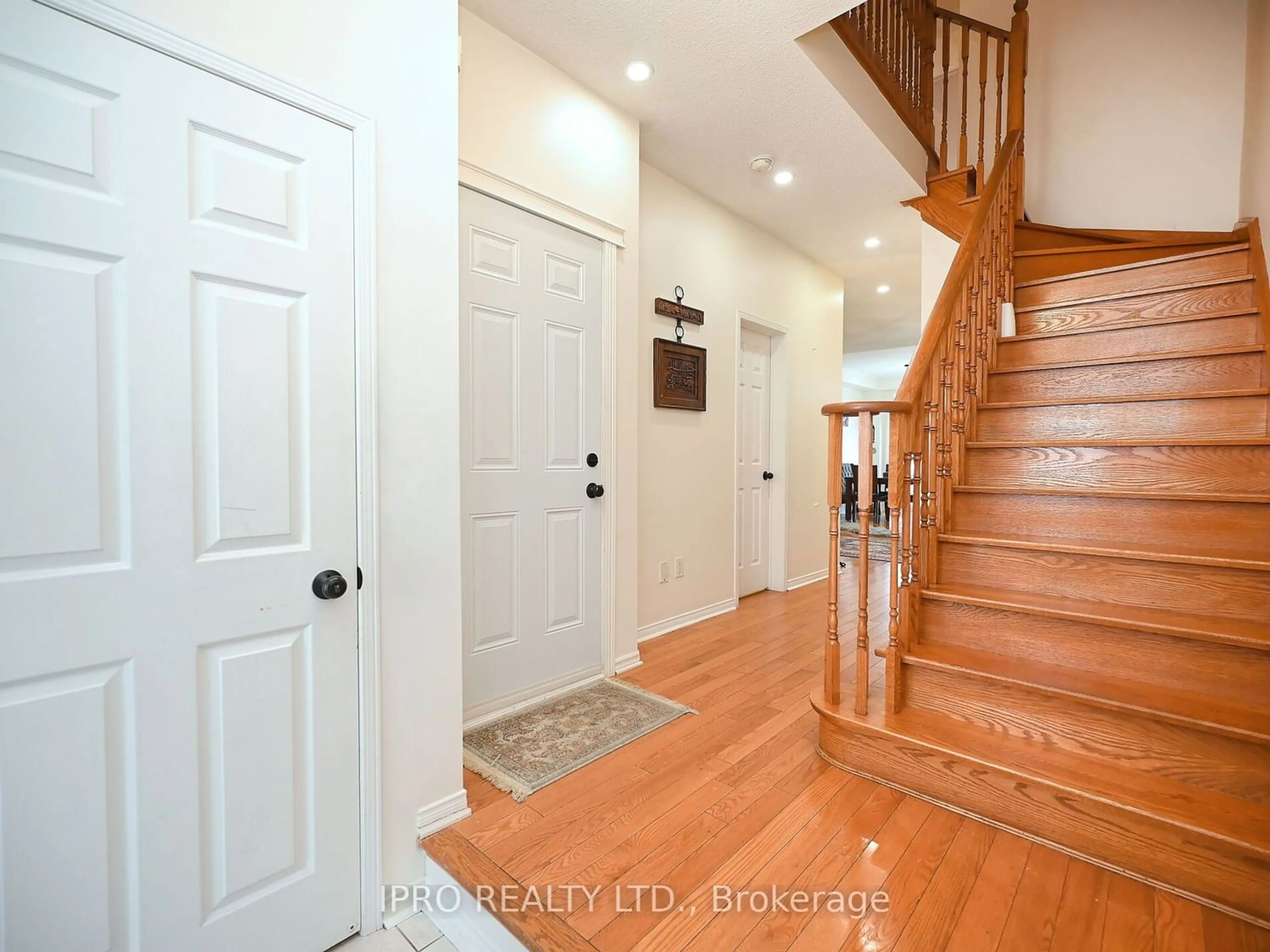 Indoor entryway for 5198 Angel Stone Dr, Mississauga Ontario L5M 0L4