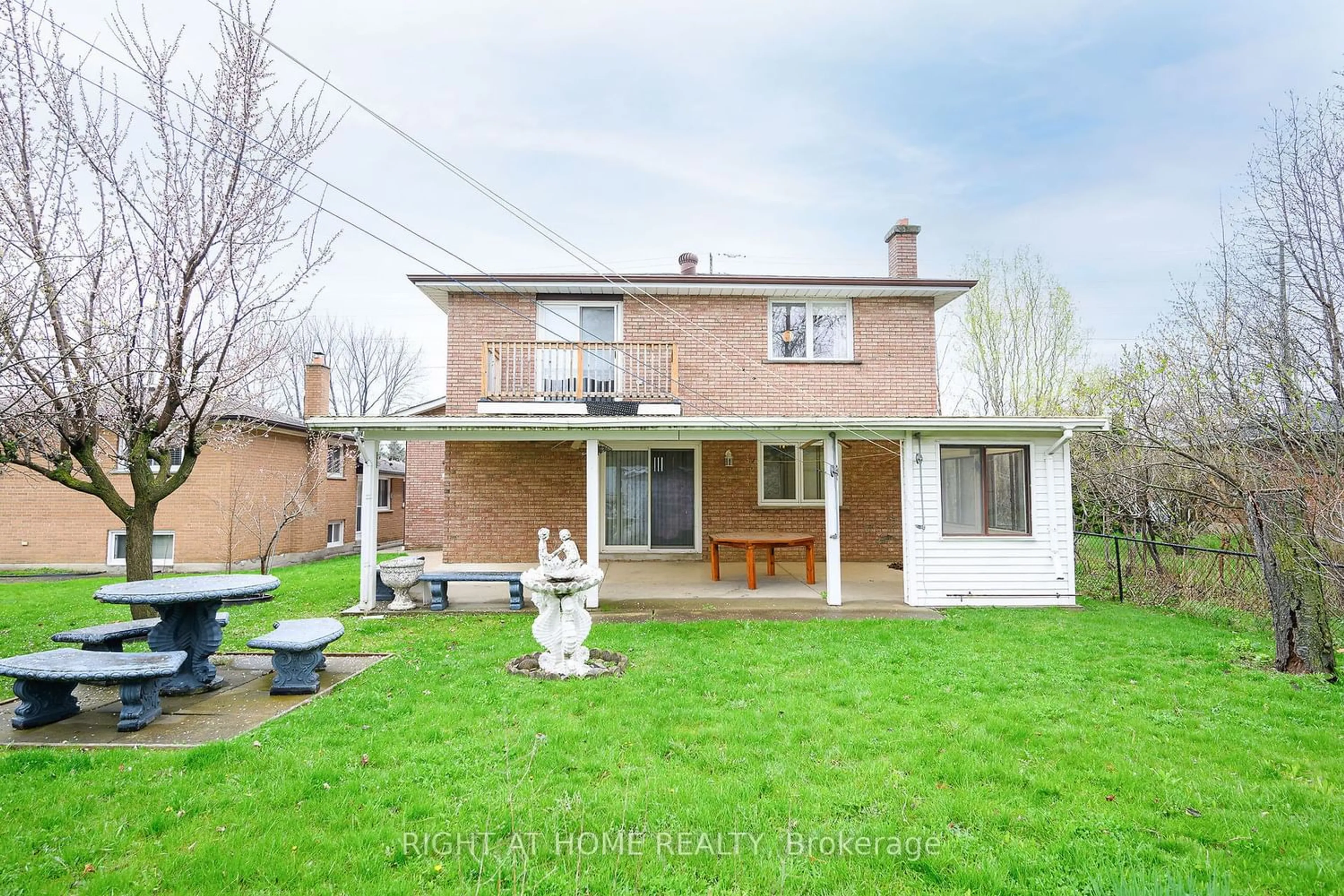 Frontside or backside of a home for 2423 Hensall St, Mississauga Ontario L5A 2T1