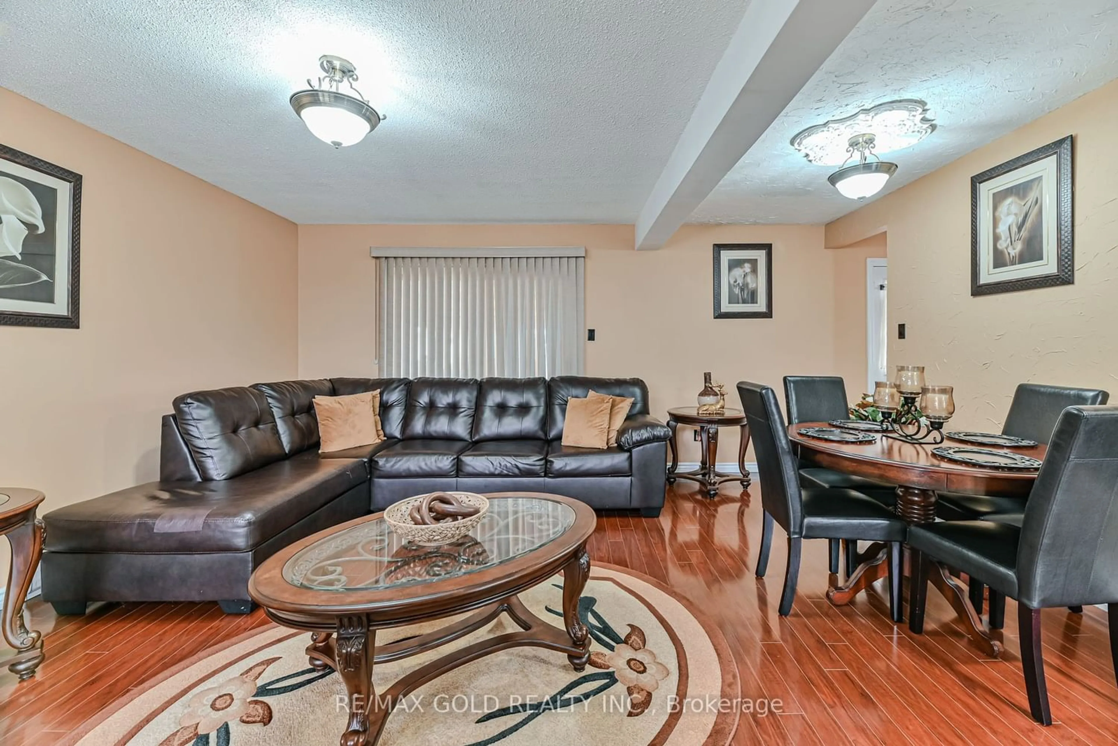 Living room for 21 Hapsburg Sq, Brampton Ontario L6S 1Y7