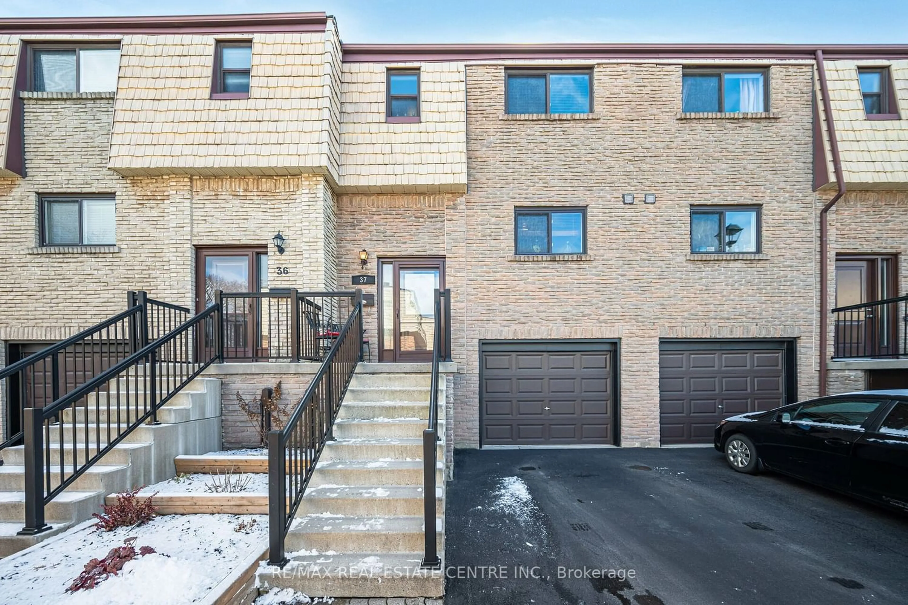 A pic from exterior of the house or condo for 1510 Sixth Line #37, Oakville Ontario L6H 2P2