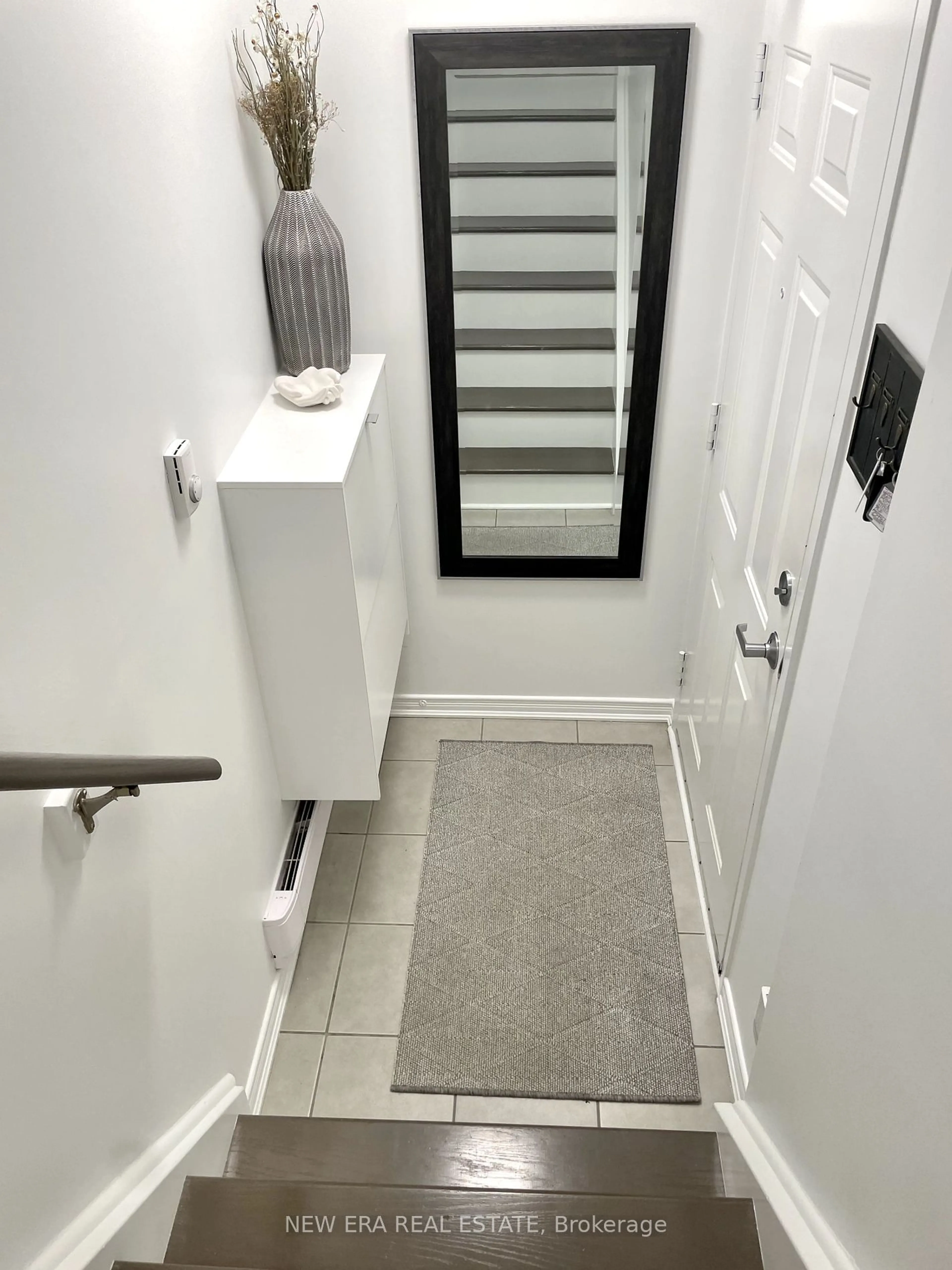 Indoor entryway for 2441 Greenwich Dr #65, Oakville Ontario L6M 0S3