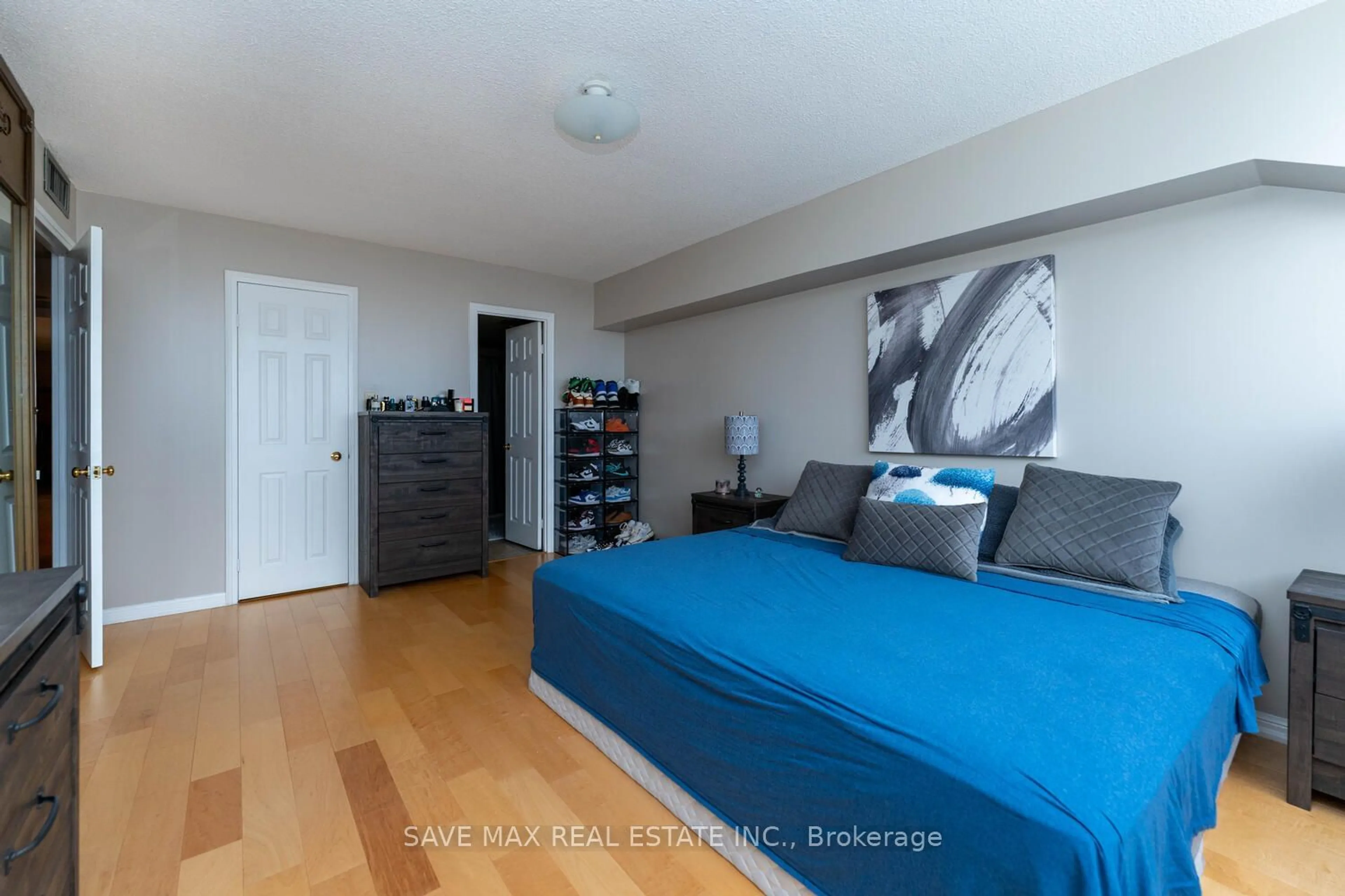 A pic of a room for 40 Richview Rd #1401, Toronto Ontario M9A 5C1