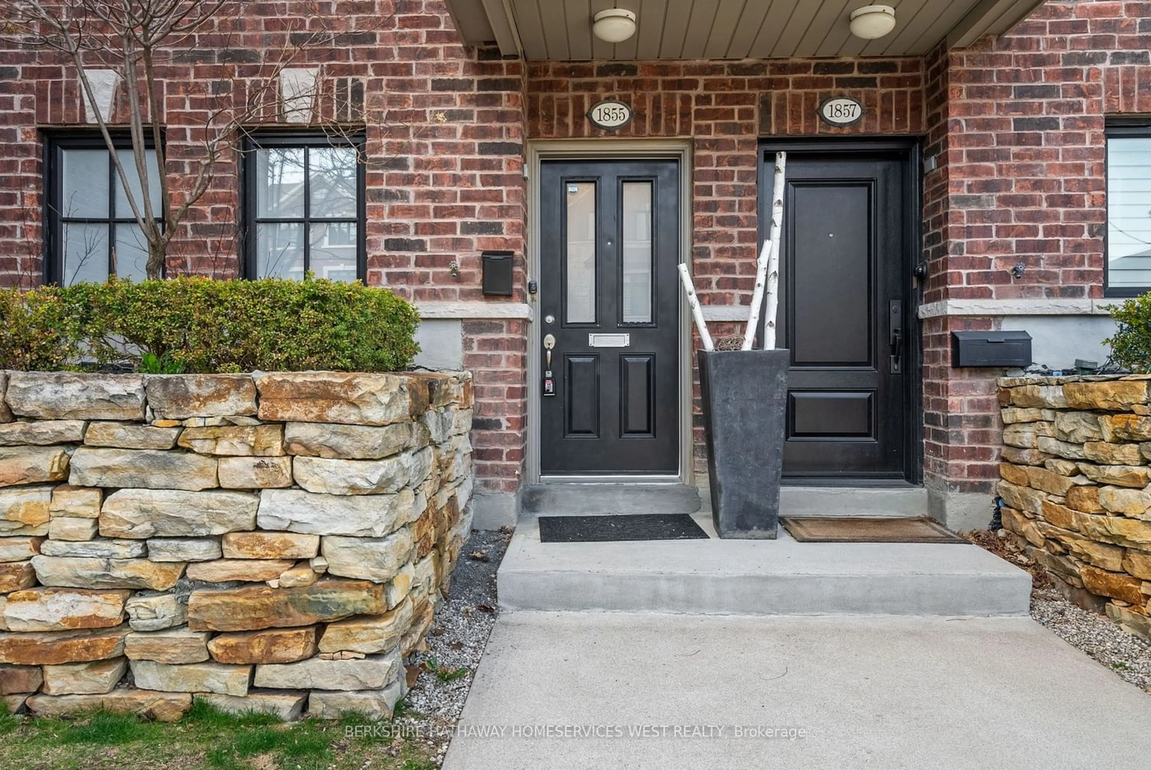 Home with brick exterior material for 1855 Pagehurst Ave, Mississauga Ontario L4X 1Y5