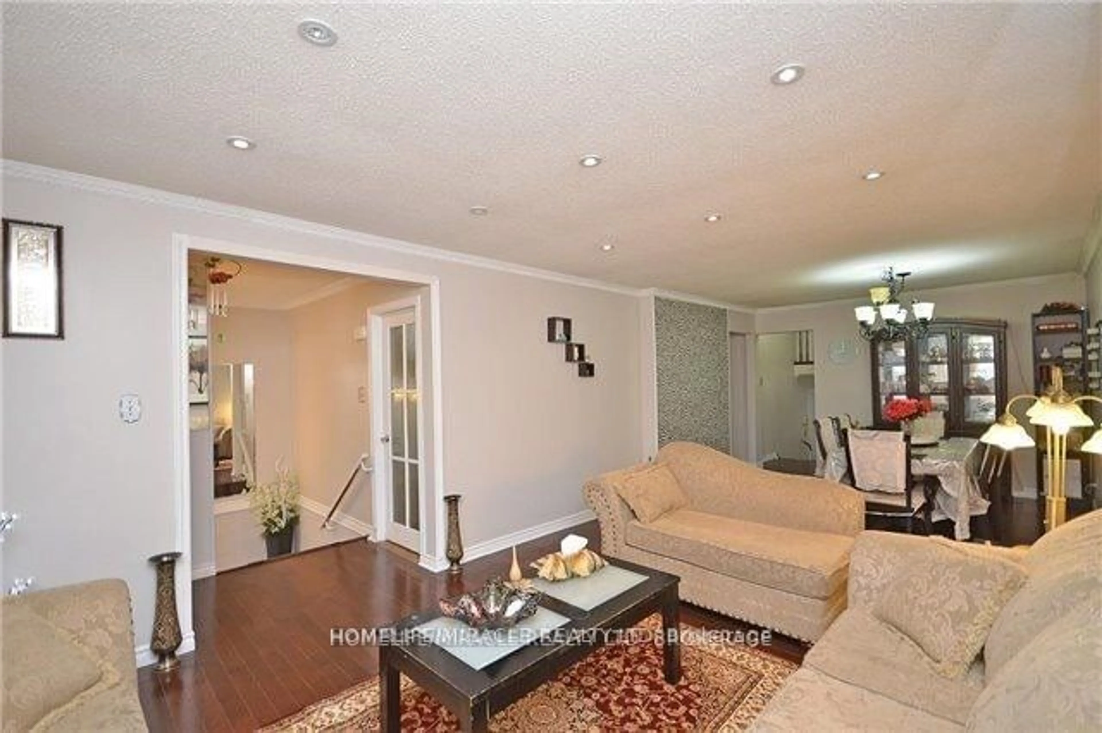 Living room for 581 Hayward Ave, Milton Ontario L9T 4T8