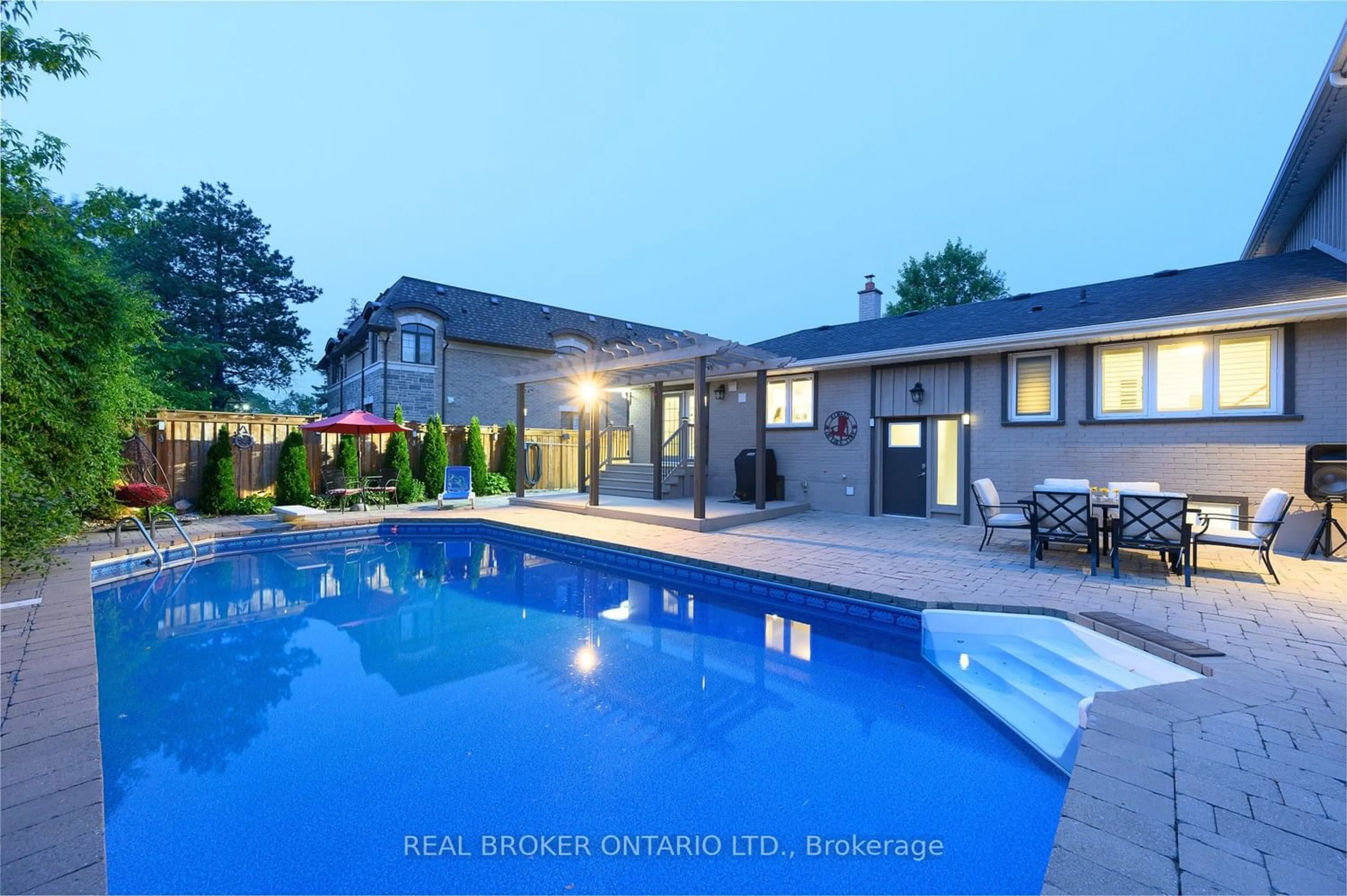 Indoor or outdoor pool for 362 Small Cres, Oakville Ontario L6L 4L4