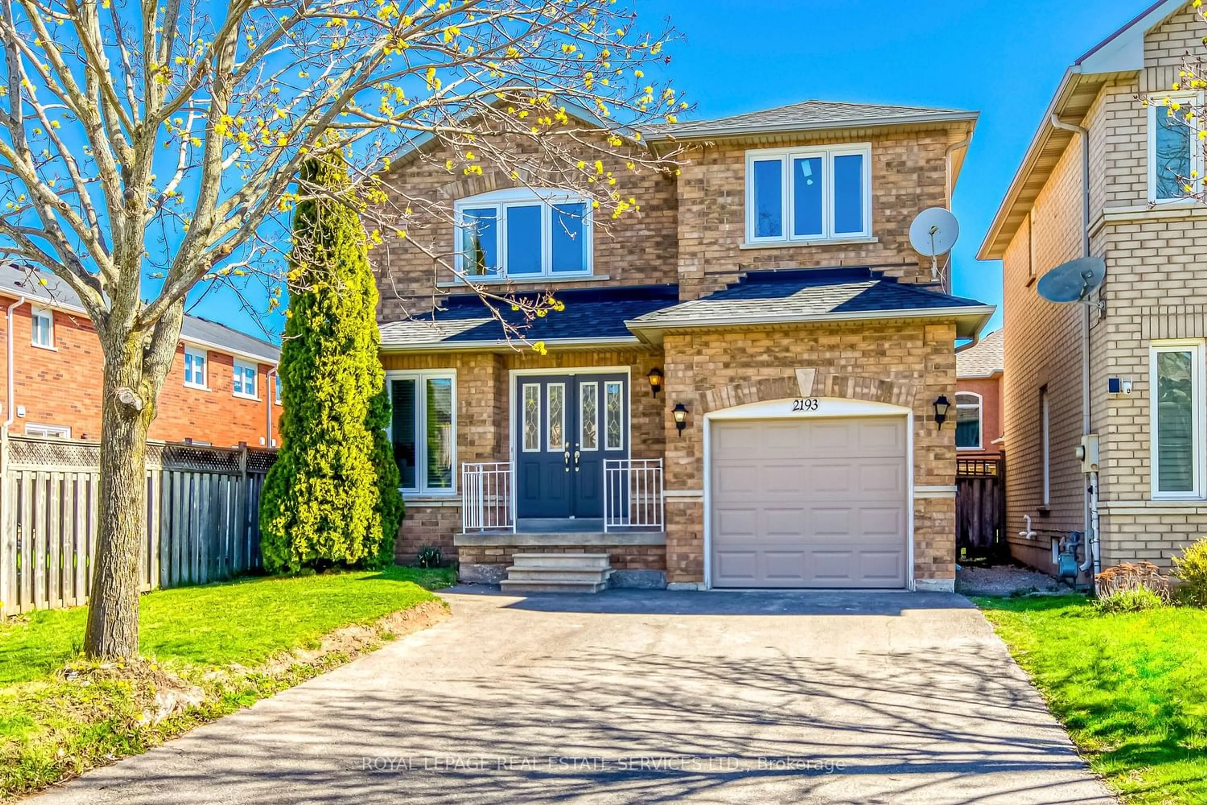 Home with brick exterior material for 2193 Pell Cres, Oakville Ontario L5M 3T5