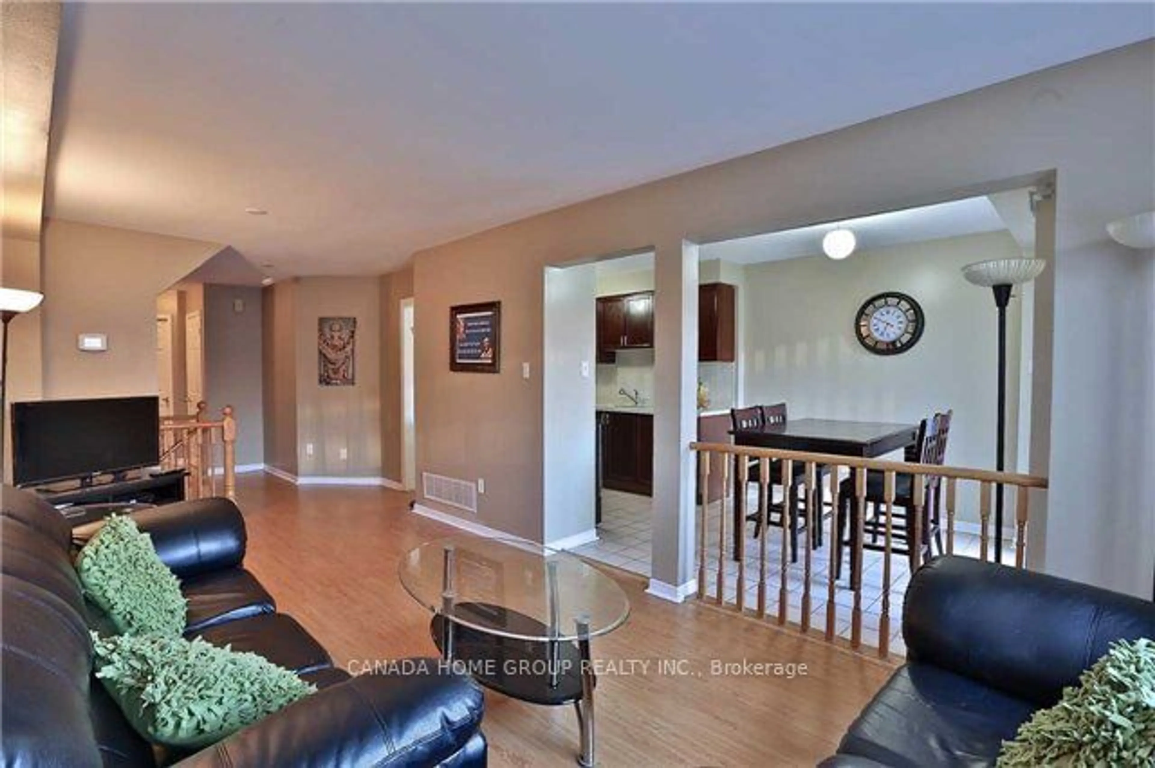 Living room for 2550 Thomas St #26, Mississauga Ontario L5M 5N8
