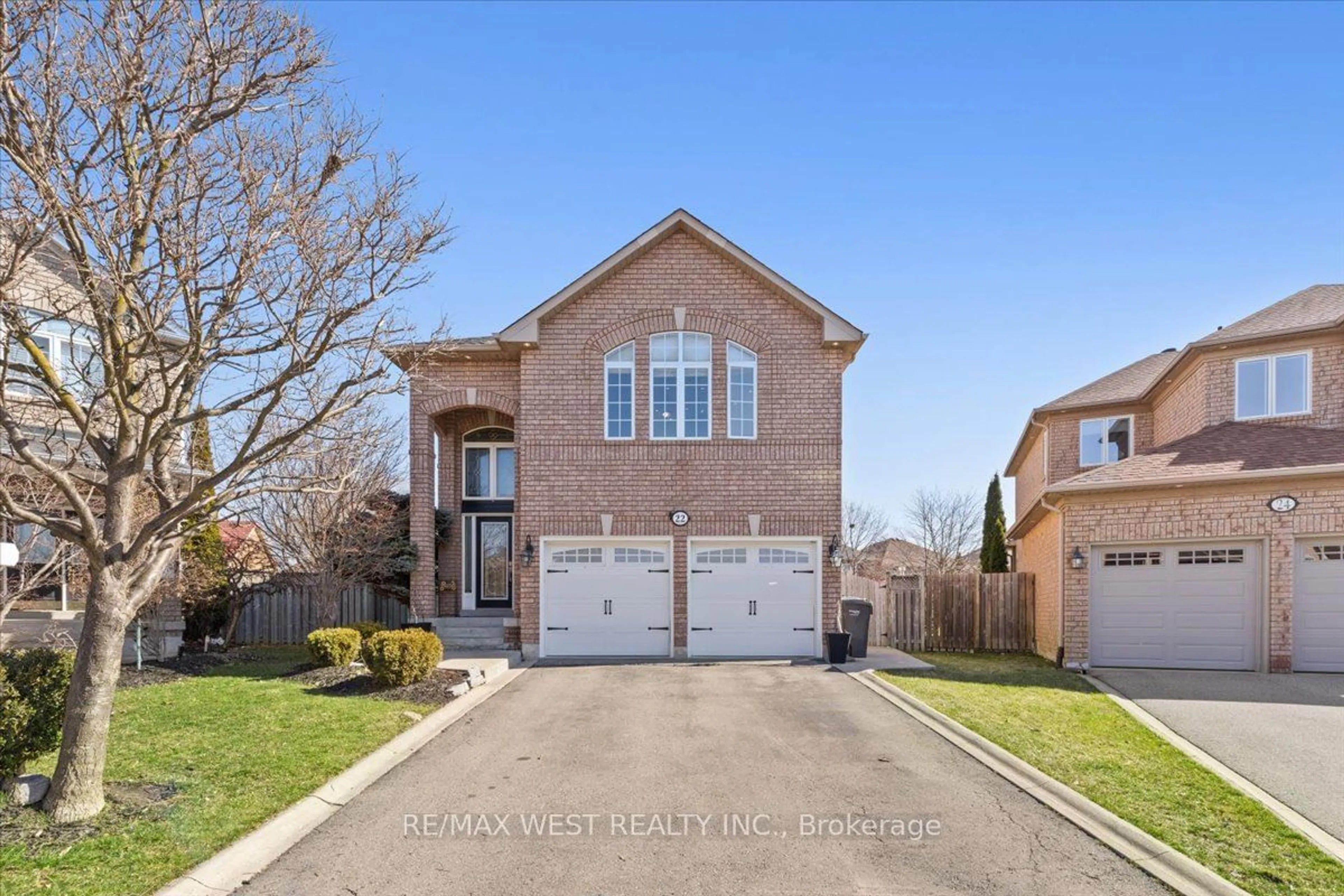 Frontside or backside of a home for 22 Ash Crt, Brampton Ontario L7A 1L5