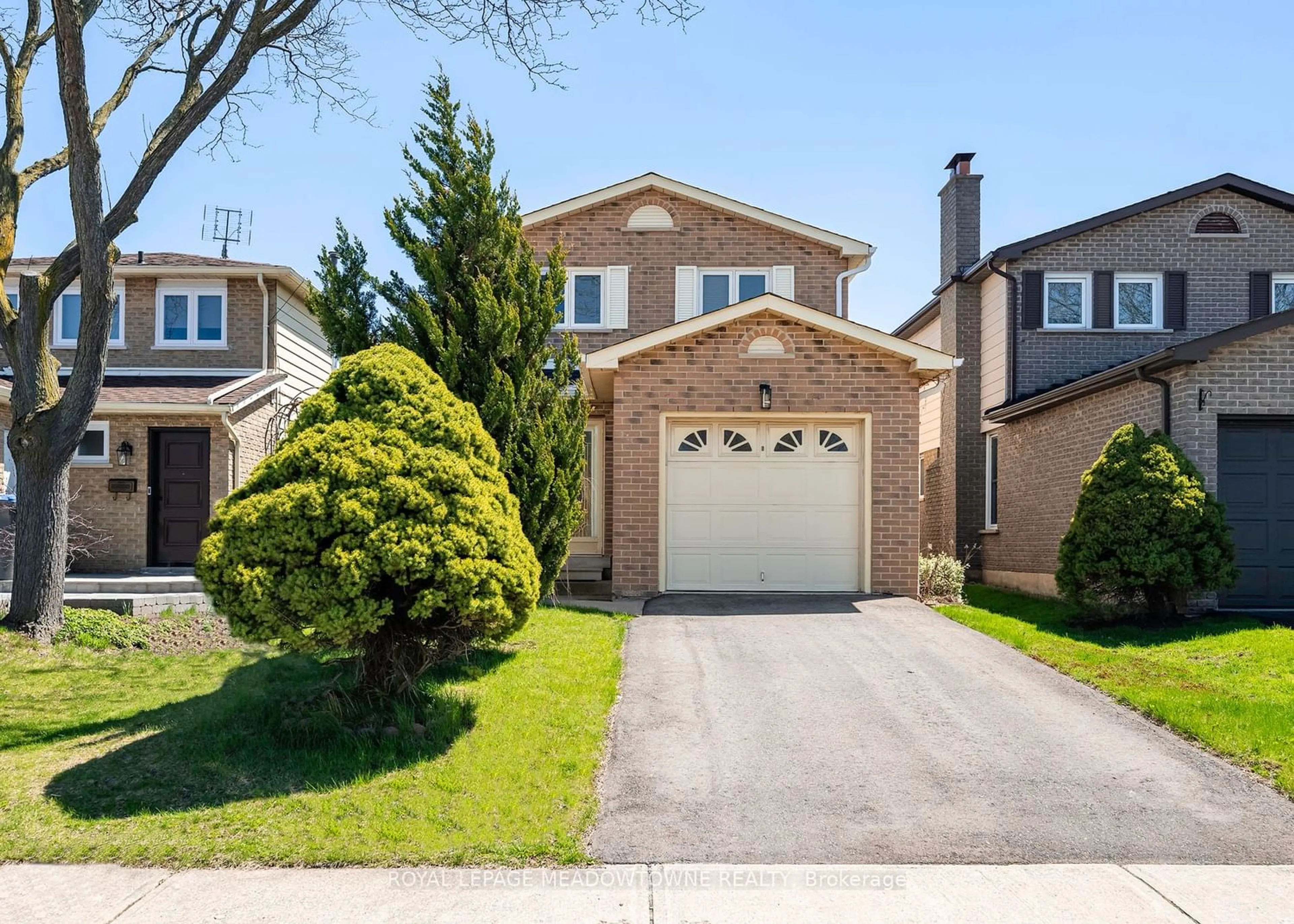 Frontside or backside of a home for 7006 Hickling Cres, Mississauga Ontario L5N 5A5