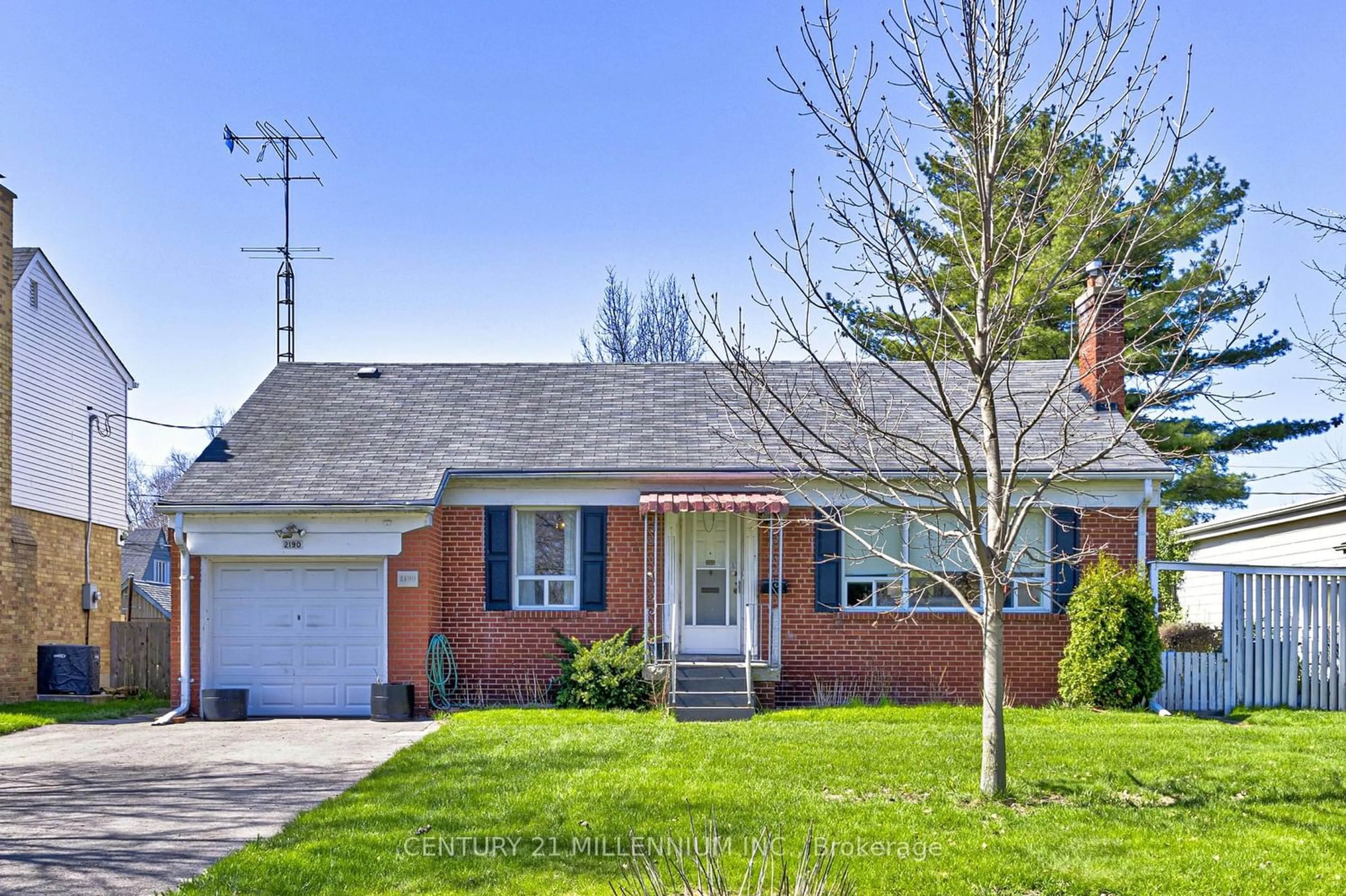 Home with brick exterior material for 2190 Breezy Brae Dr, Mississauga Ontario L4Y 1N5