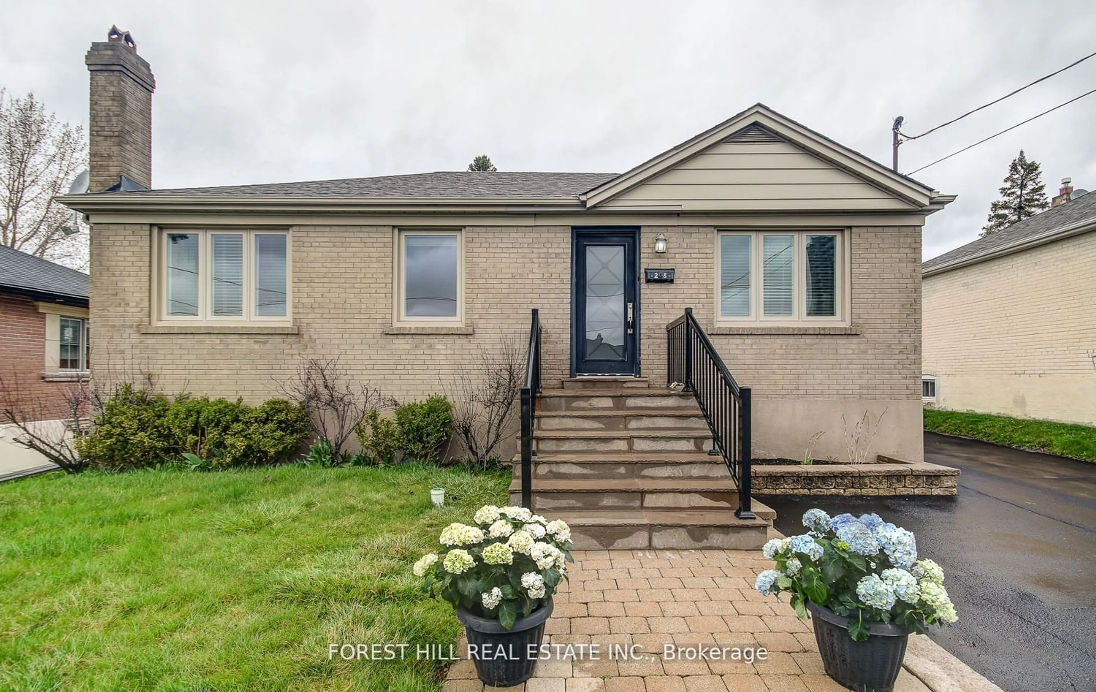 Frontside or backside of a home for 28 Battersea Cres, Toronto Ontario M6L 1G8