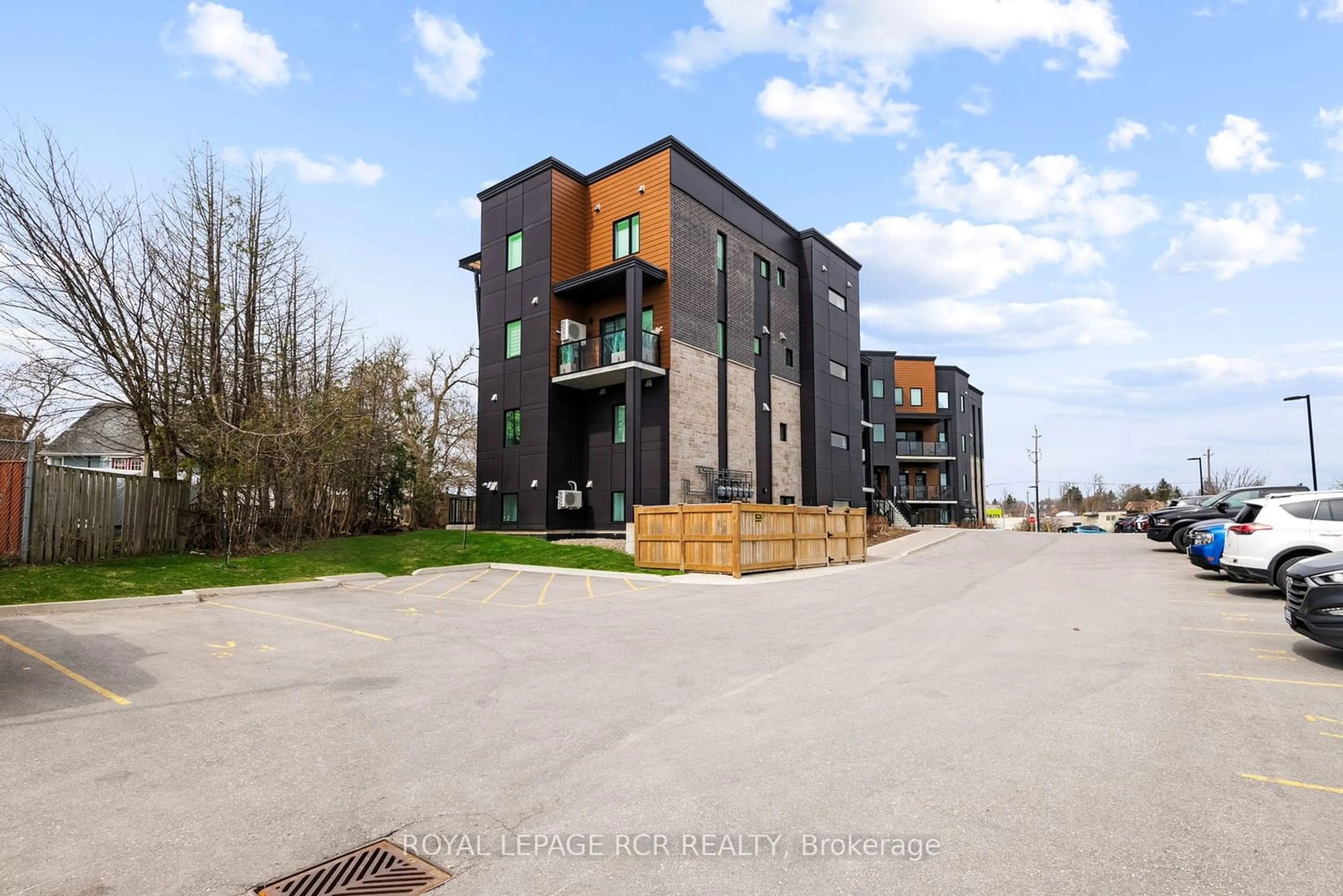 A pic from exterior of the house or condo for 17 Centre St #204, Orangeville Ontario L9W 7S6