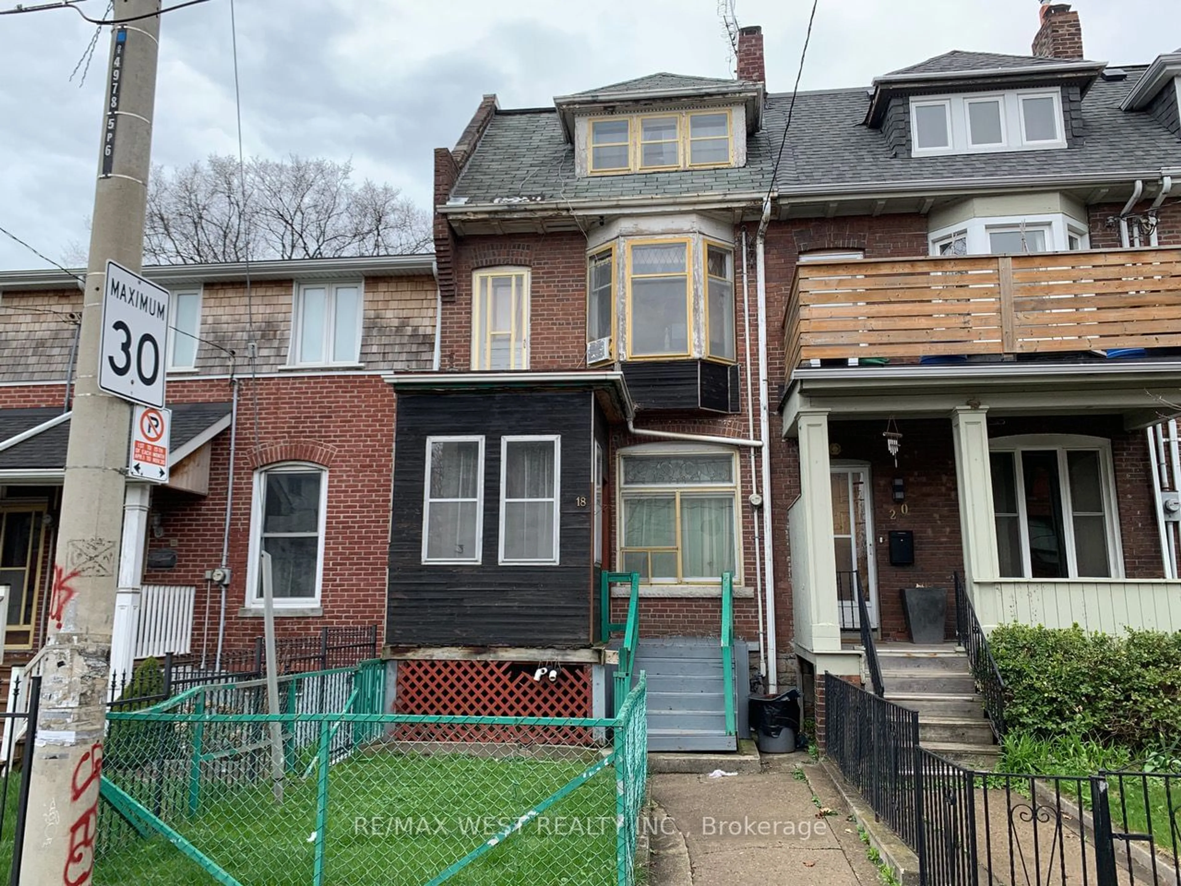 Frontside or backside of a home for 18 O'hara Ave, Toronto Ontario M6K 2P8