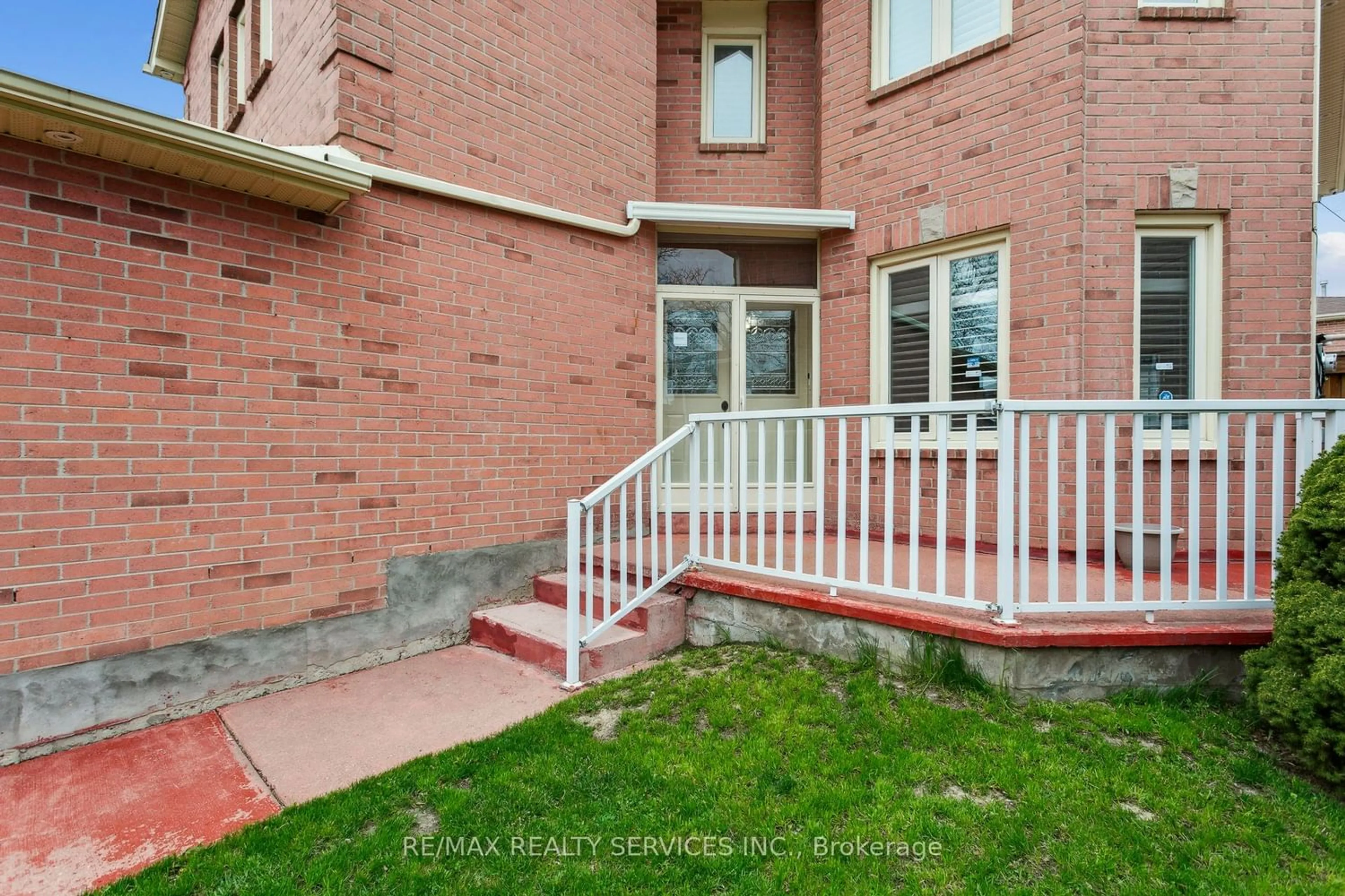 A pic from exterior of the house or condo for 36 Smye Crt, Brampton Ontario L6X 4B2