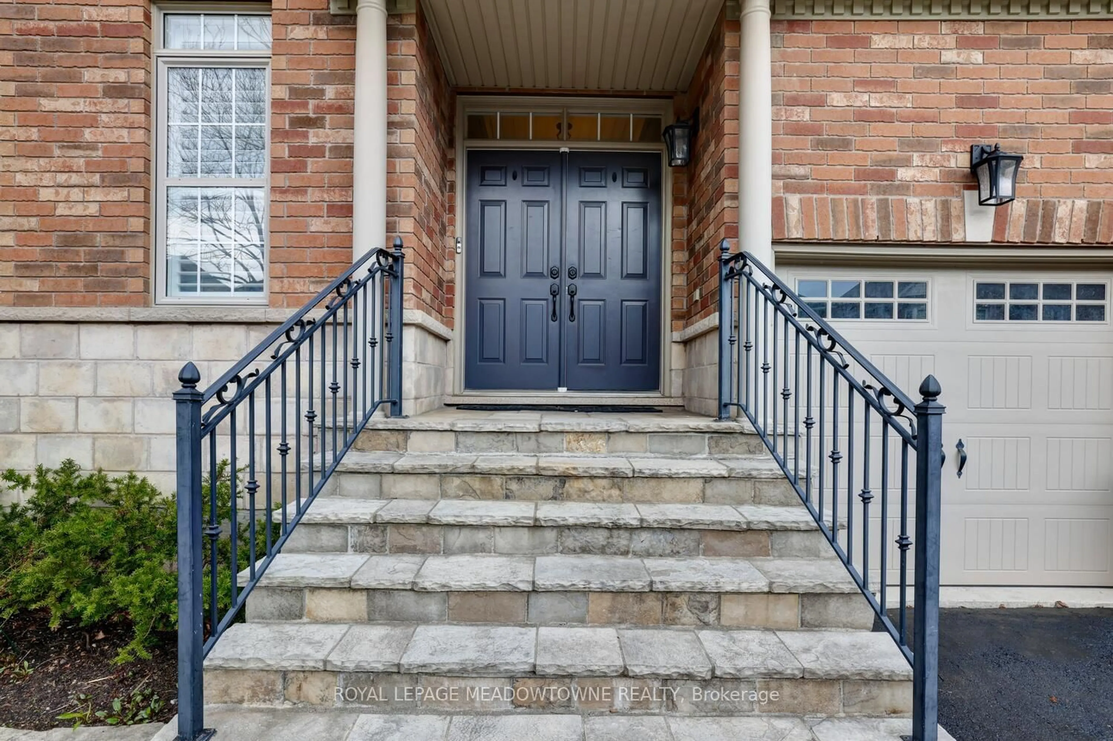 Indoor entryway for 3509 Stonecutter Cres, Mississauga Ontario L5M 7N7