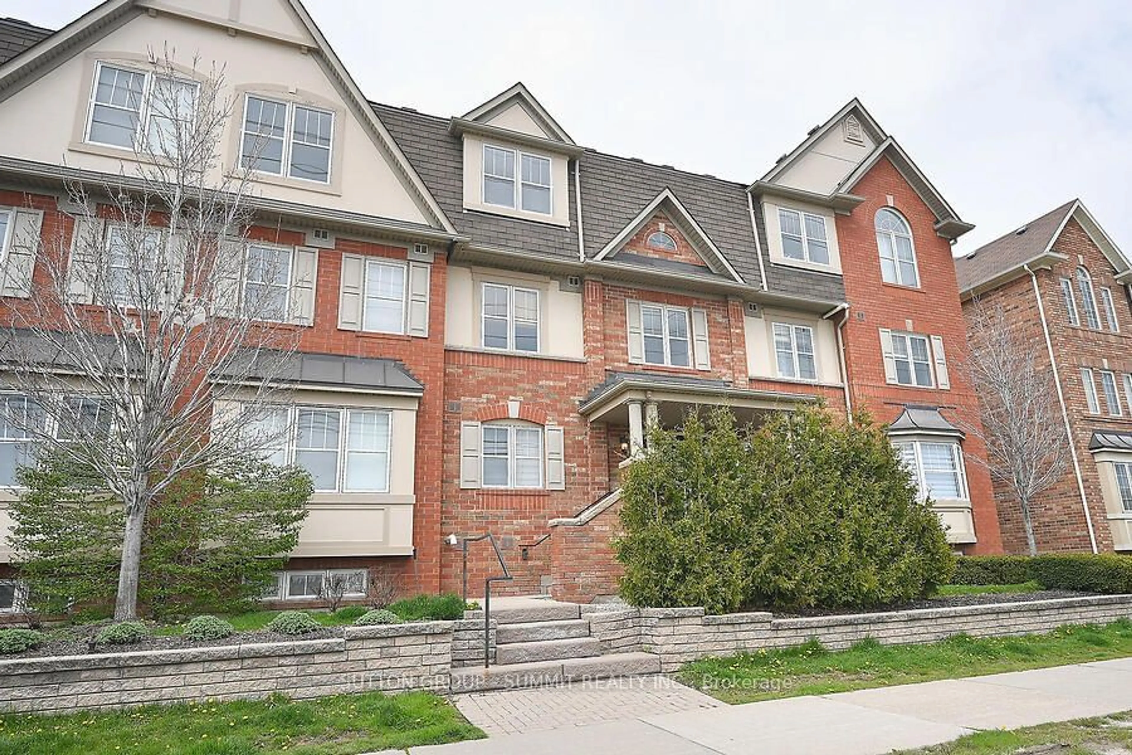 A pic from exterior of the house or condo for 633 Dundas St #6, Mississauga Ontario L5B 0B5