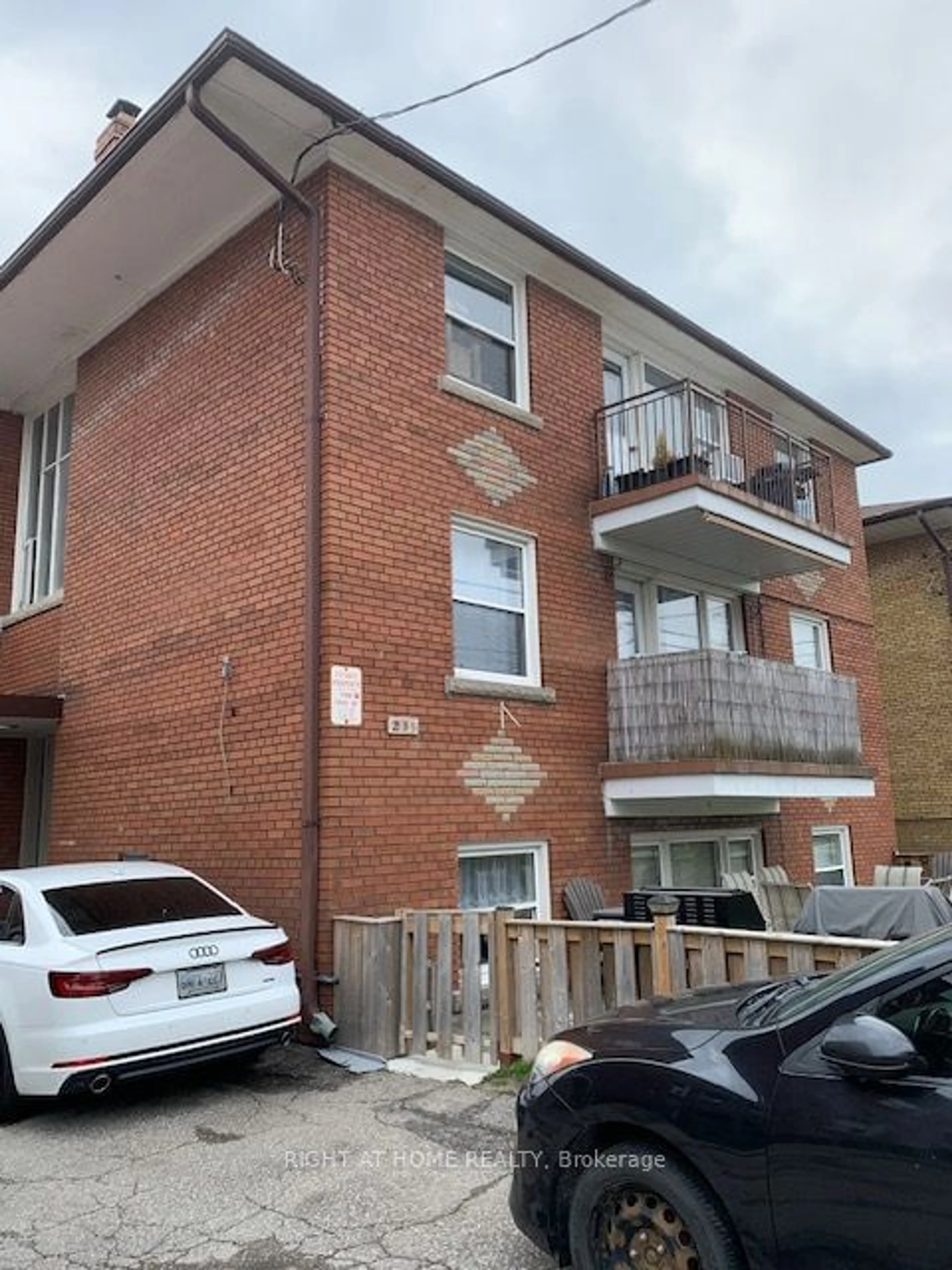 Outside view for 231 Melrose St, Toronto Ontario M8Y 1B8
