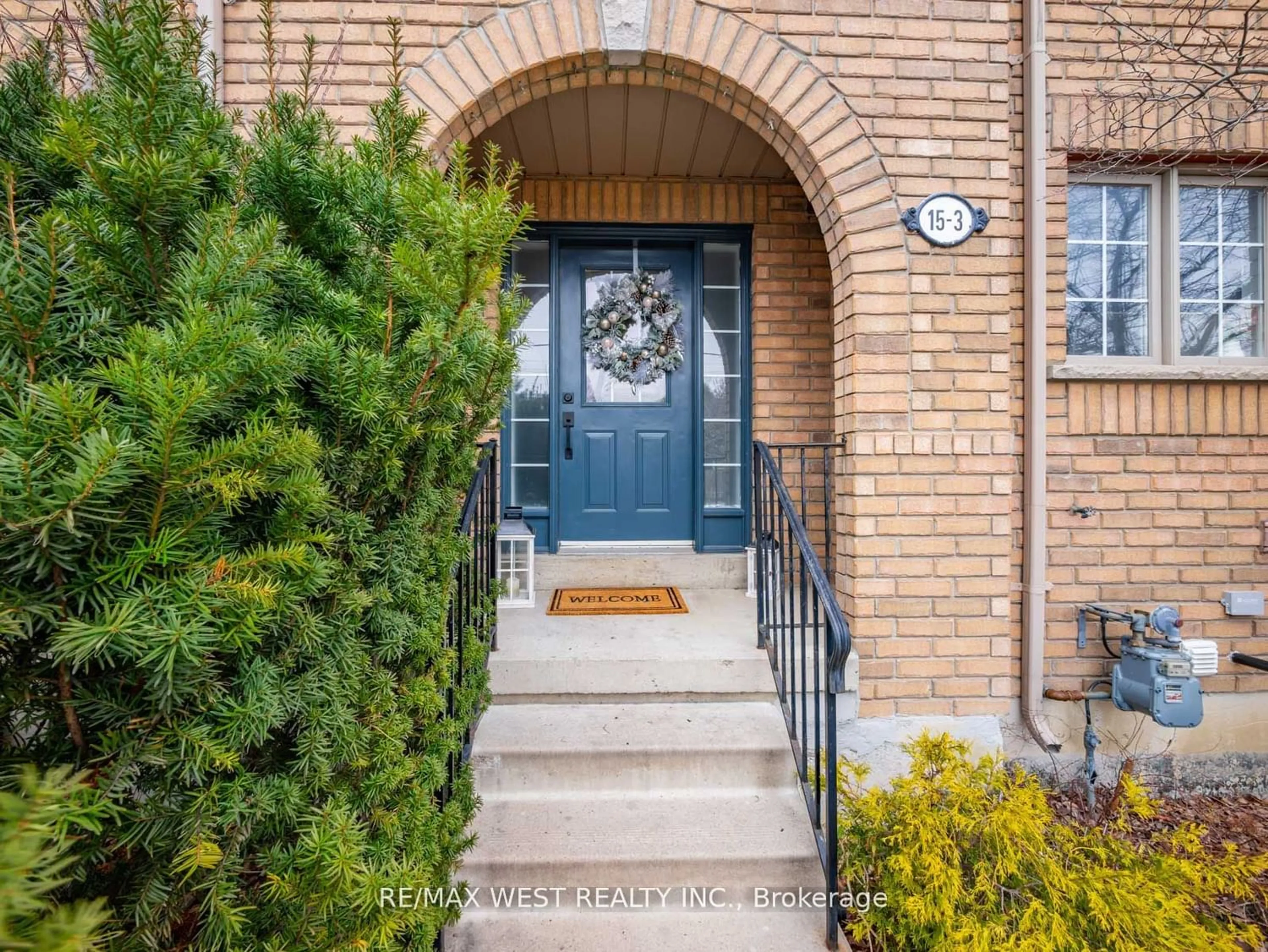 Indoor entryway for 15 West Deane Park Dr #3, Toronto Ontario M9B 2R5