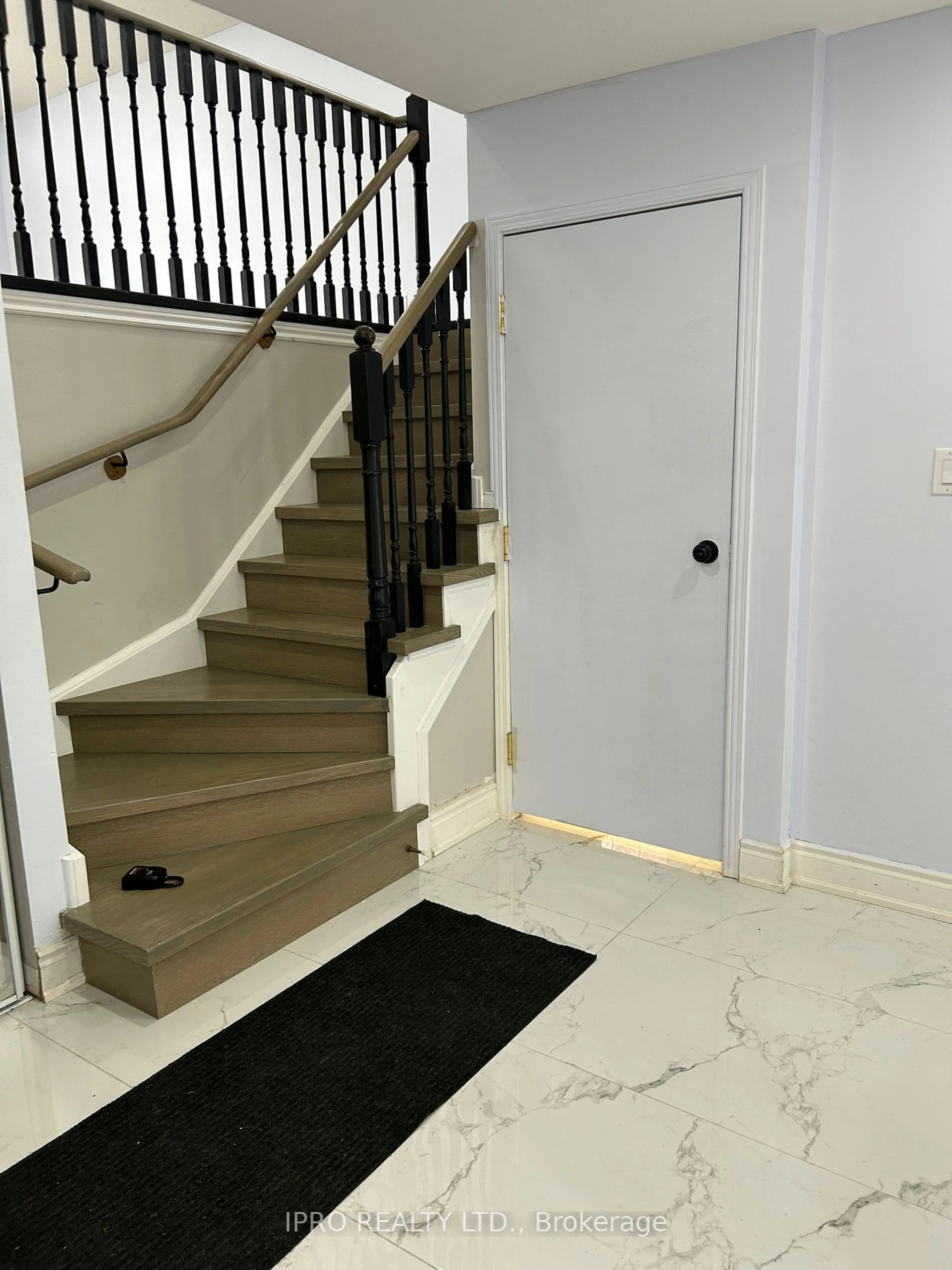 Stairs for 3833 Althorpe Circ, Mississauga Ontario L5N 7G3