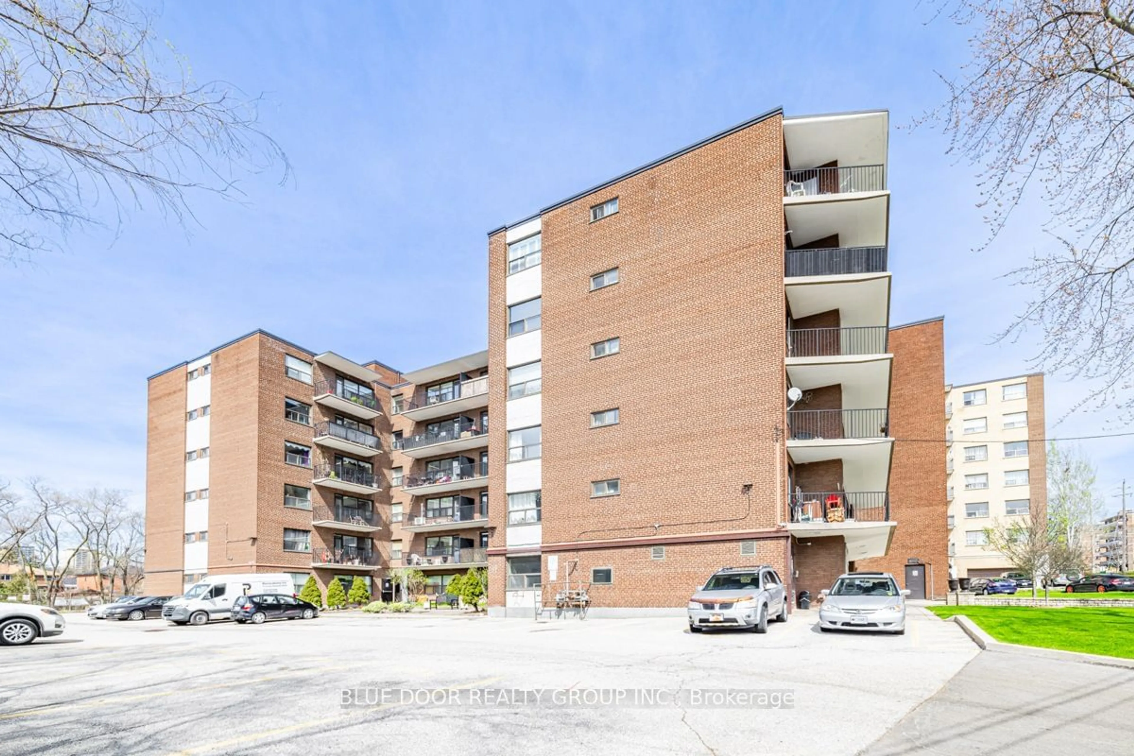 A pic from exterior of the house or condo for 50 Gulliver Rd #606, Toronto Ontario M6M 2N2