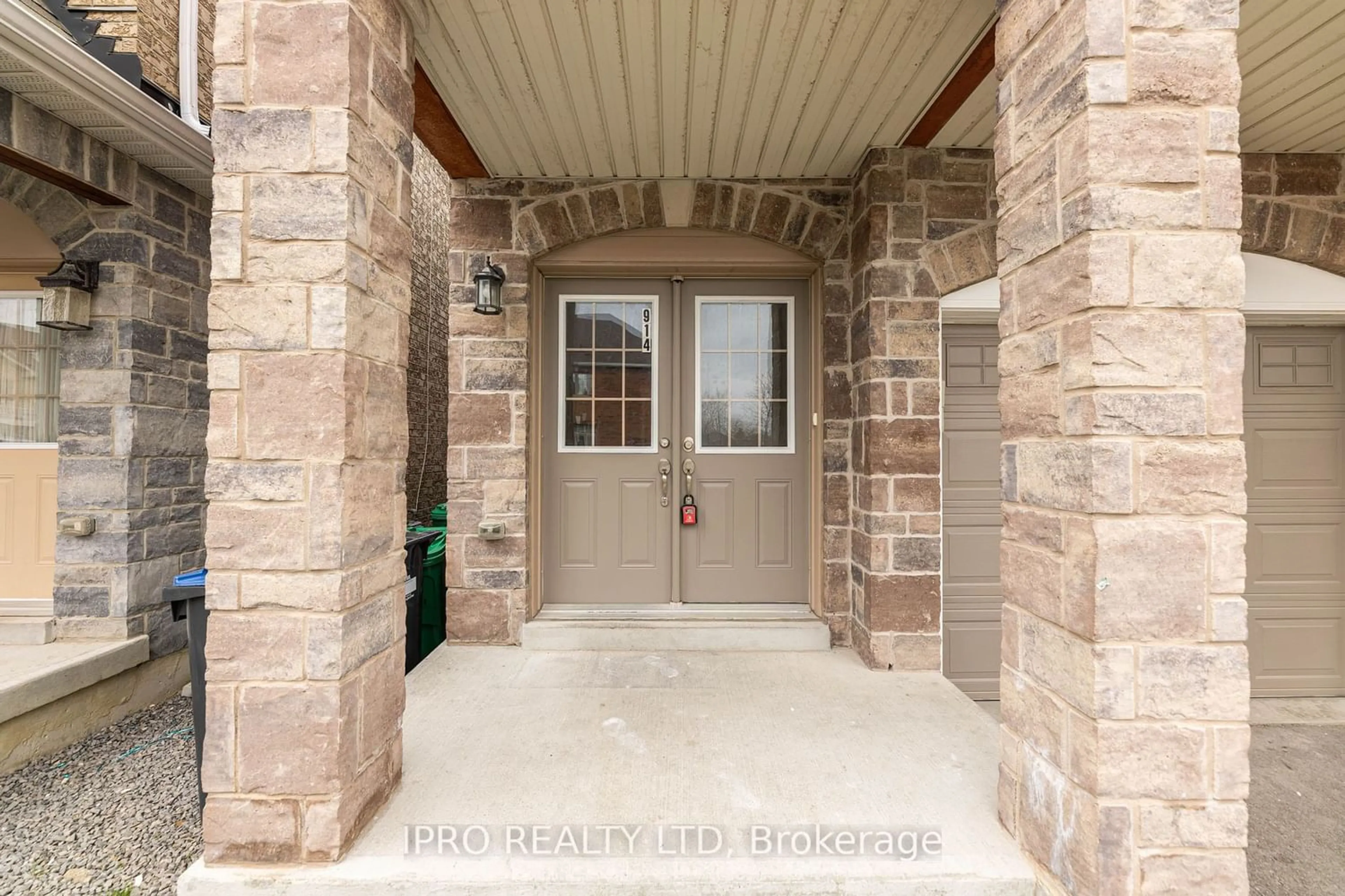 Indoor entryway for 914 Francine Cres, Mississauga Ontario L5V 0E2