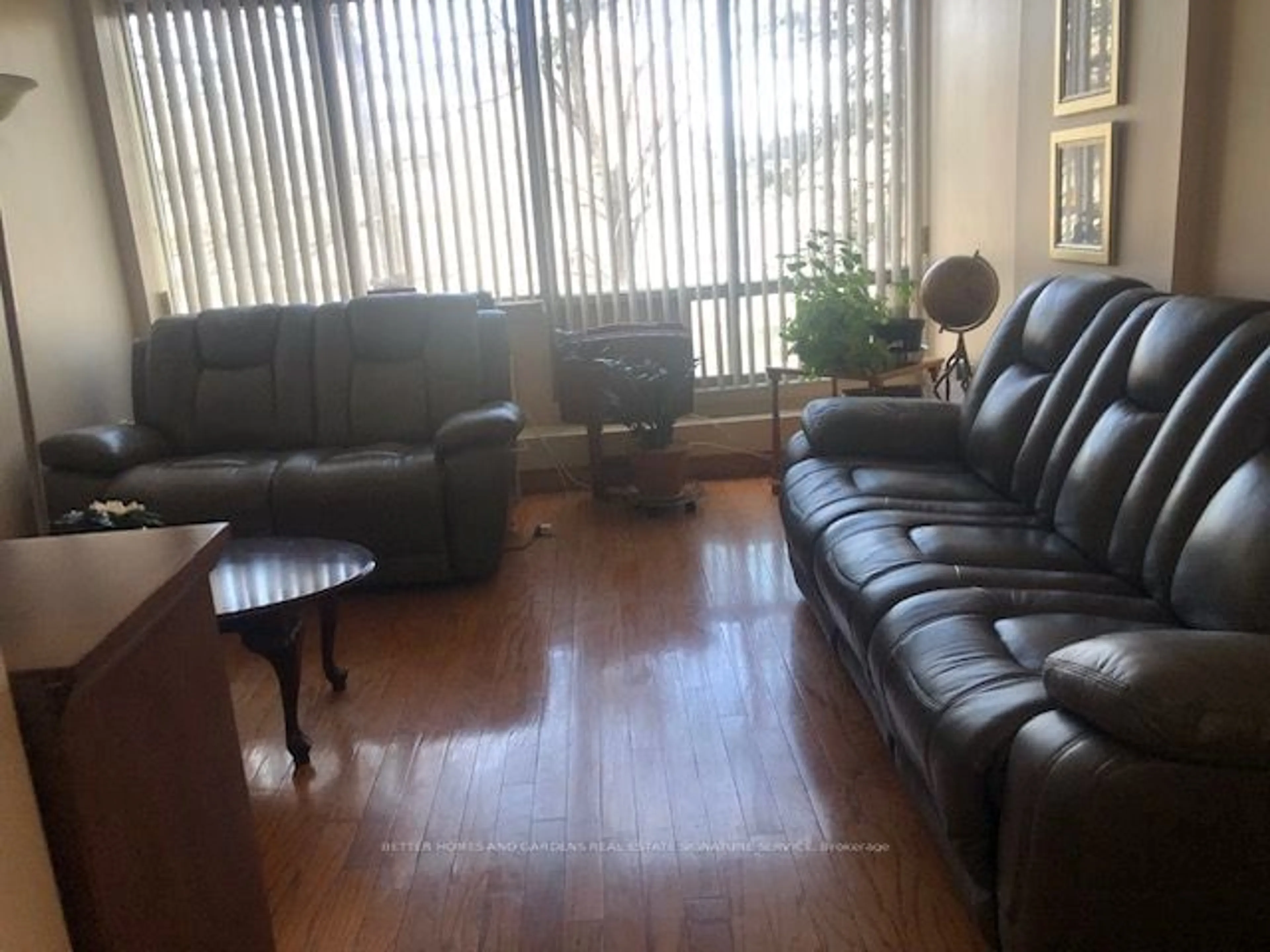 Living room for 25 Fairview Rd #206, Mississauga Ontario L5B 3Y8