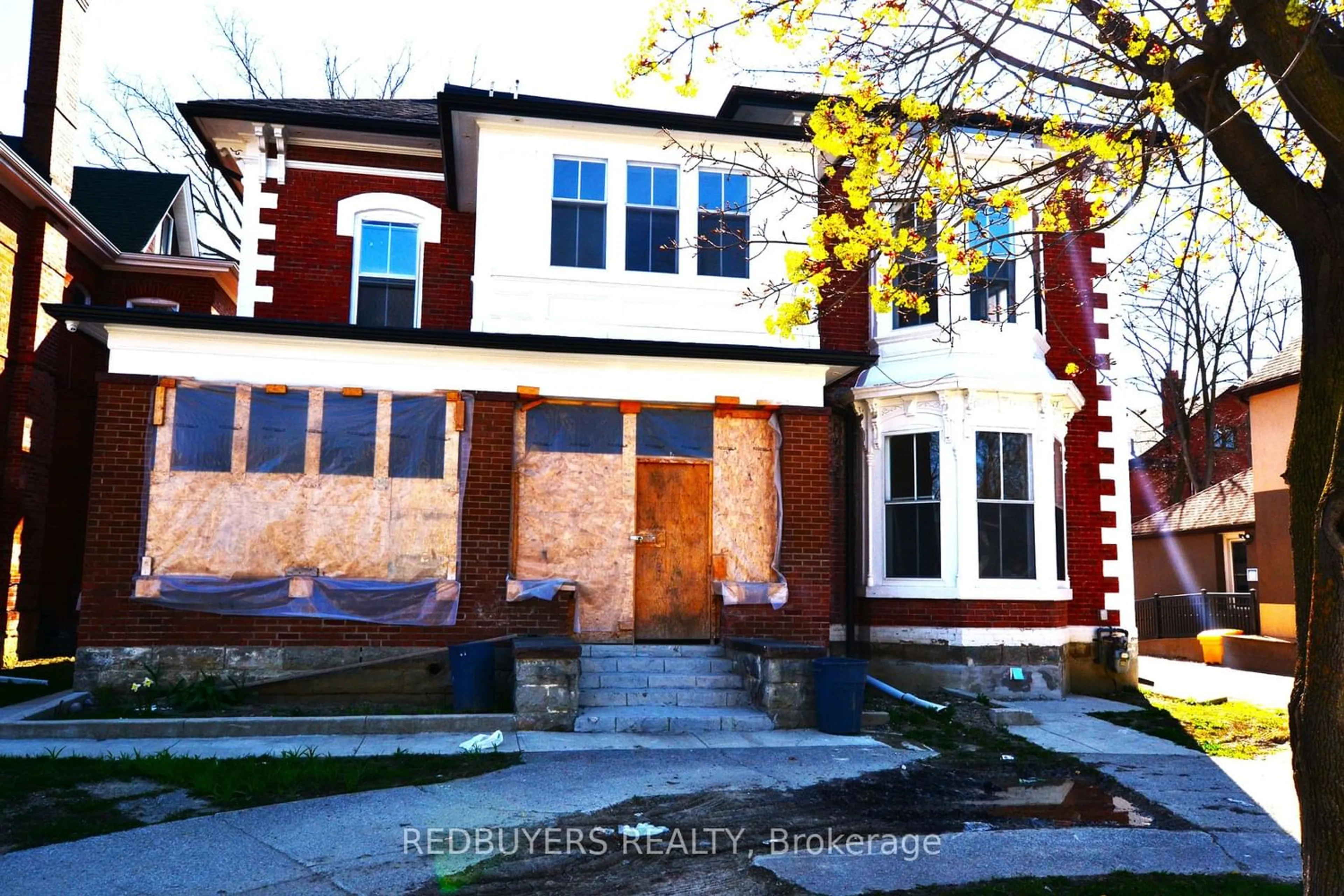 Home with brick exterior material for 249 Main St, Brampton Ontario L6X 1N3