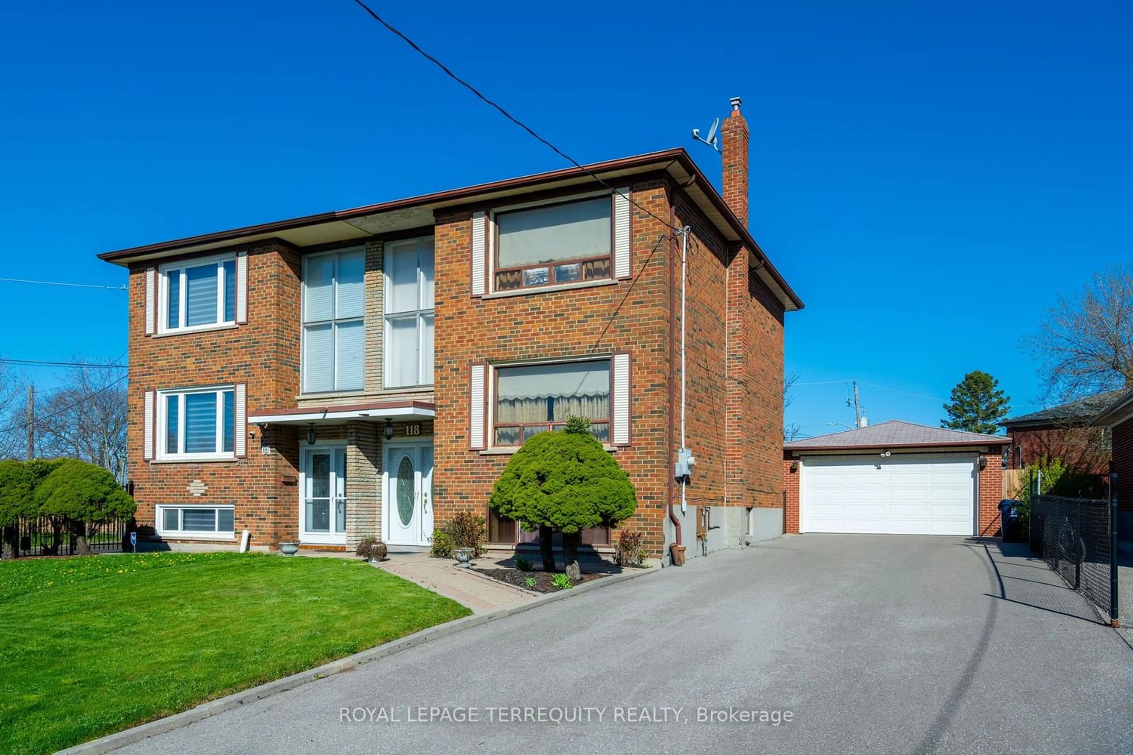 Frontside or backside of a home for 118 Giltspur Dr, Toronto Ontario M3L 1M9