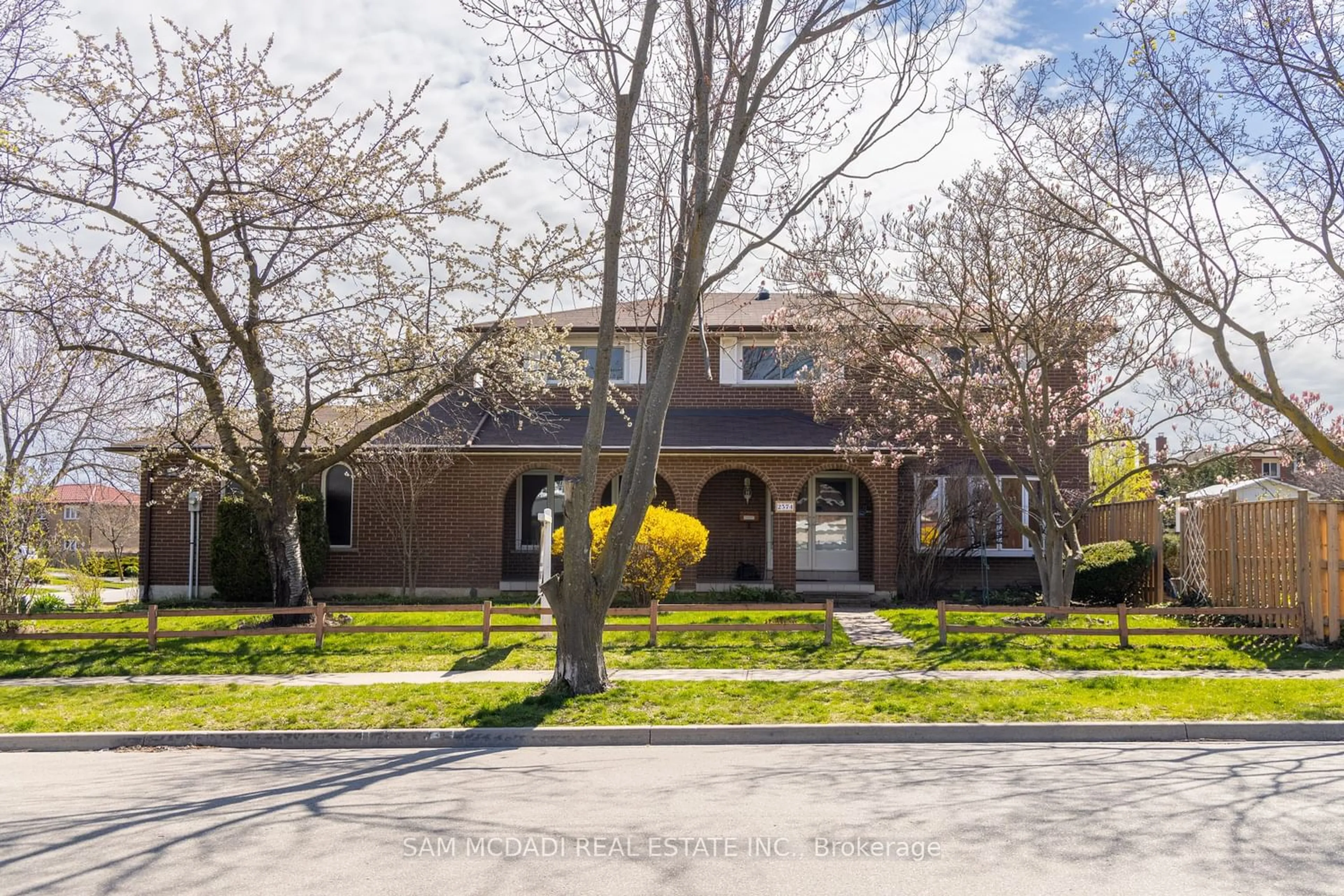 Frontside or backside of a home for 2574 Morrison Ave, Mississauga Ontario L5C 3N9