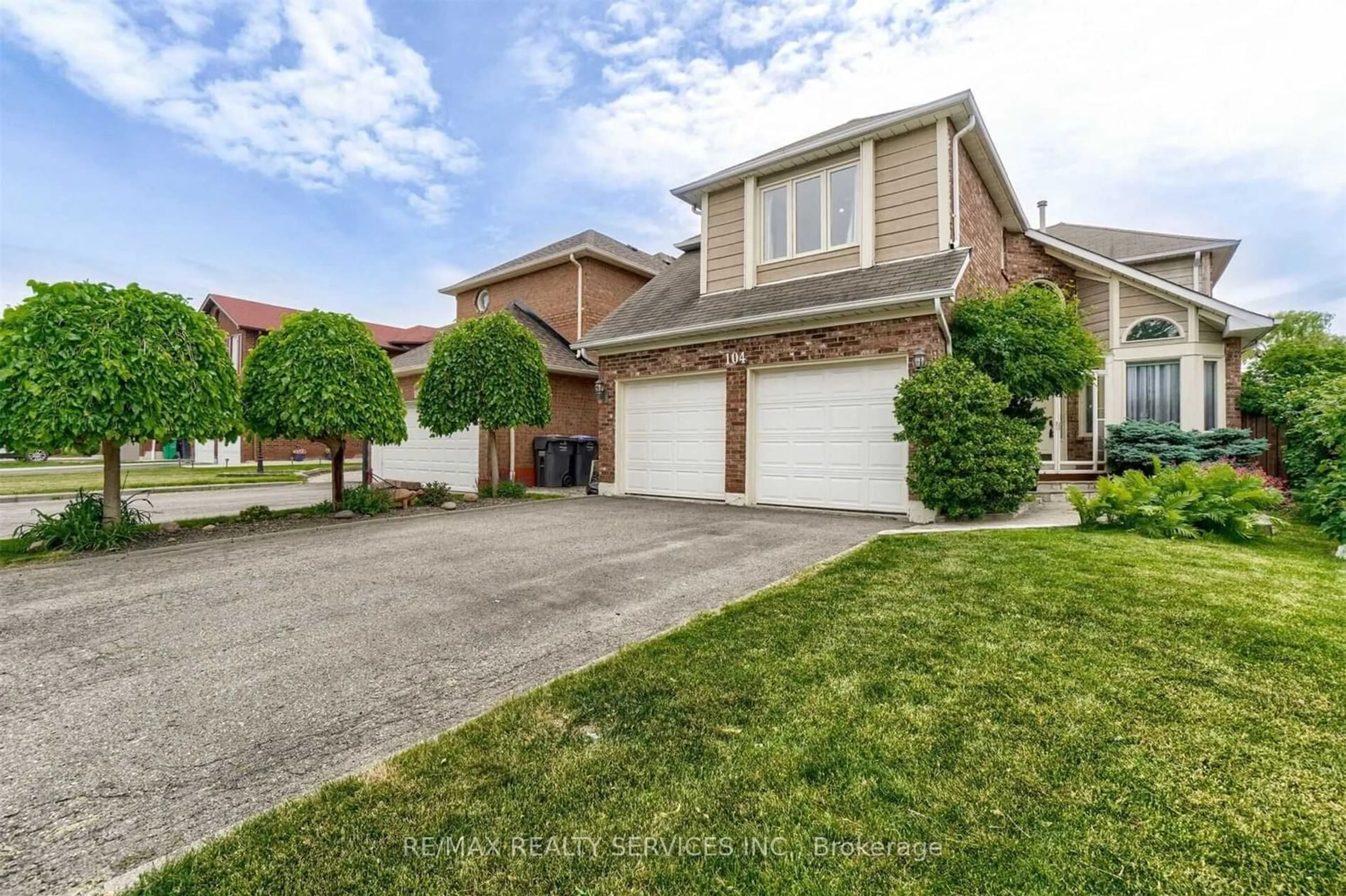 Frontside or backside of a home for 104 Lord Simcoe Dr, Brampton Ontario L6S 5G9