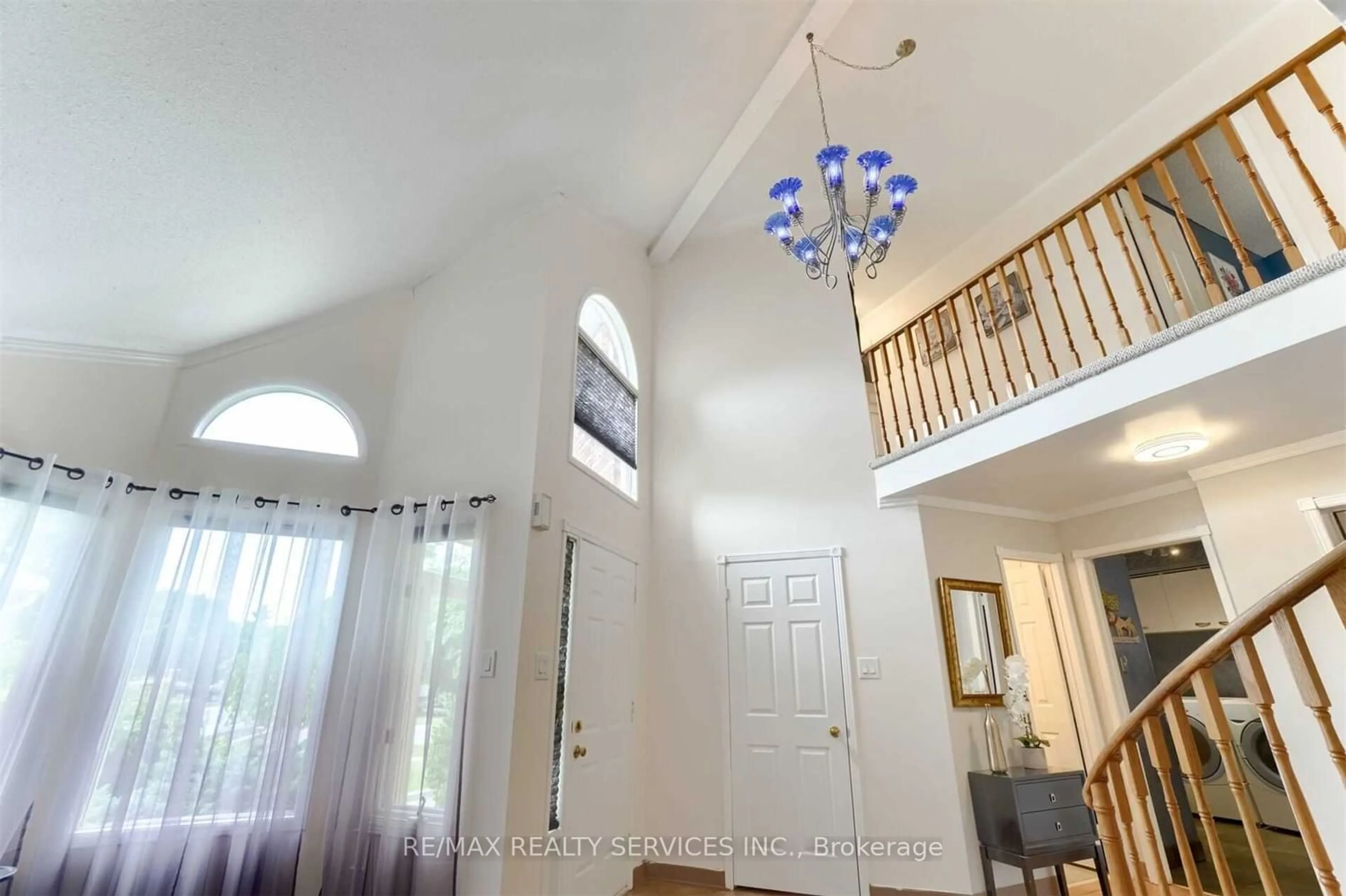 Indoor foyer for 104 Lord Simcoe Dr, Brampton Ontario L6S 5G9