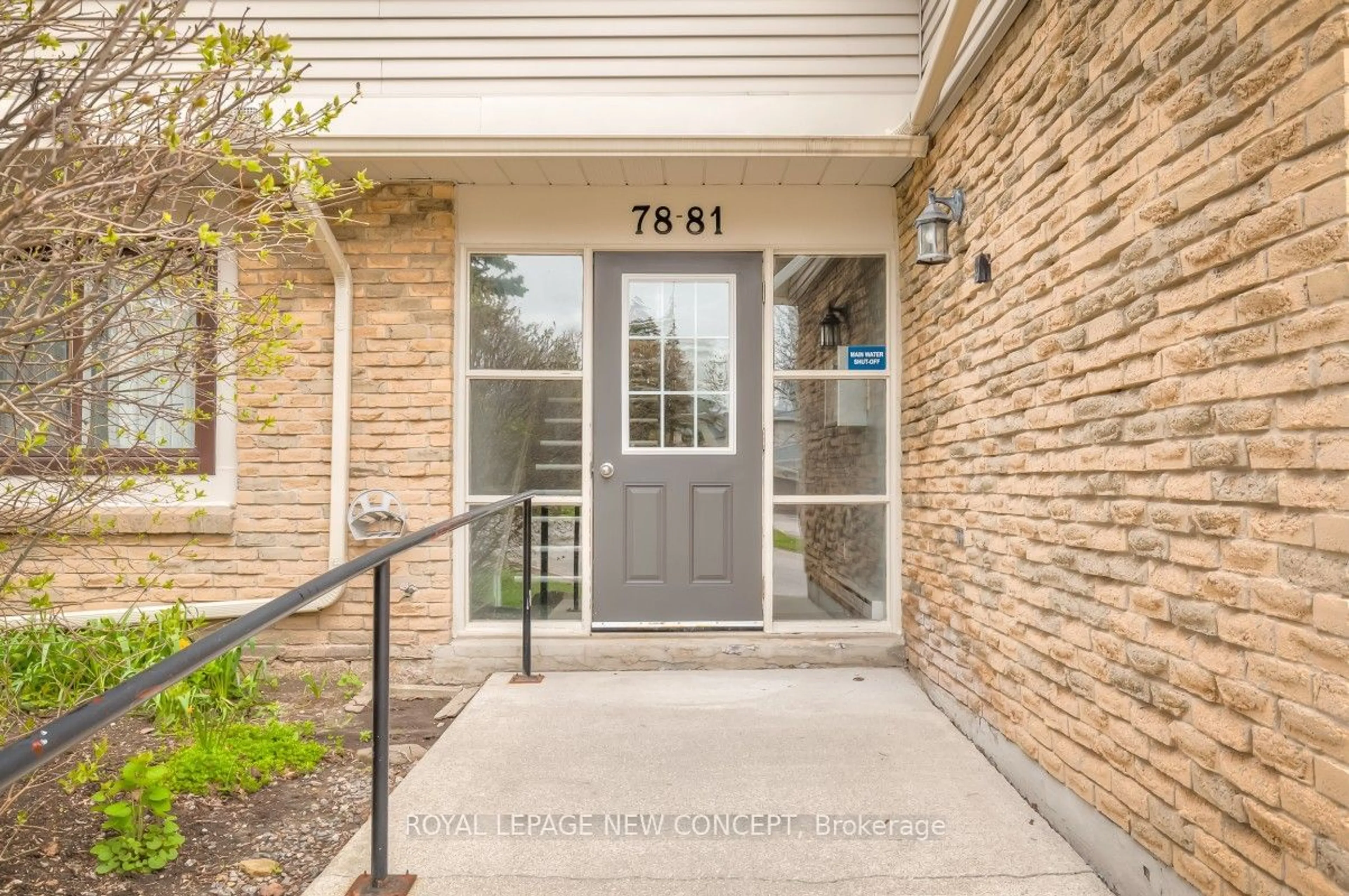 Indoor entryway for 2701 Aquitaine Ave #81, Mississauga Ontario L5N 2H7