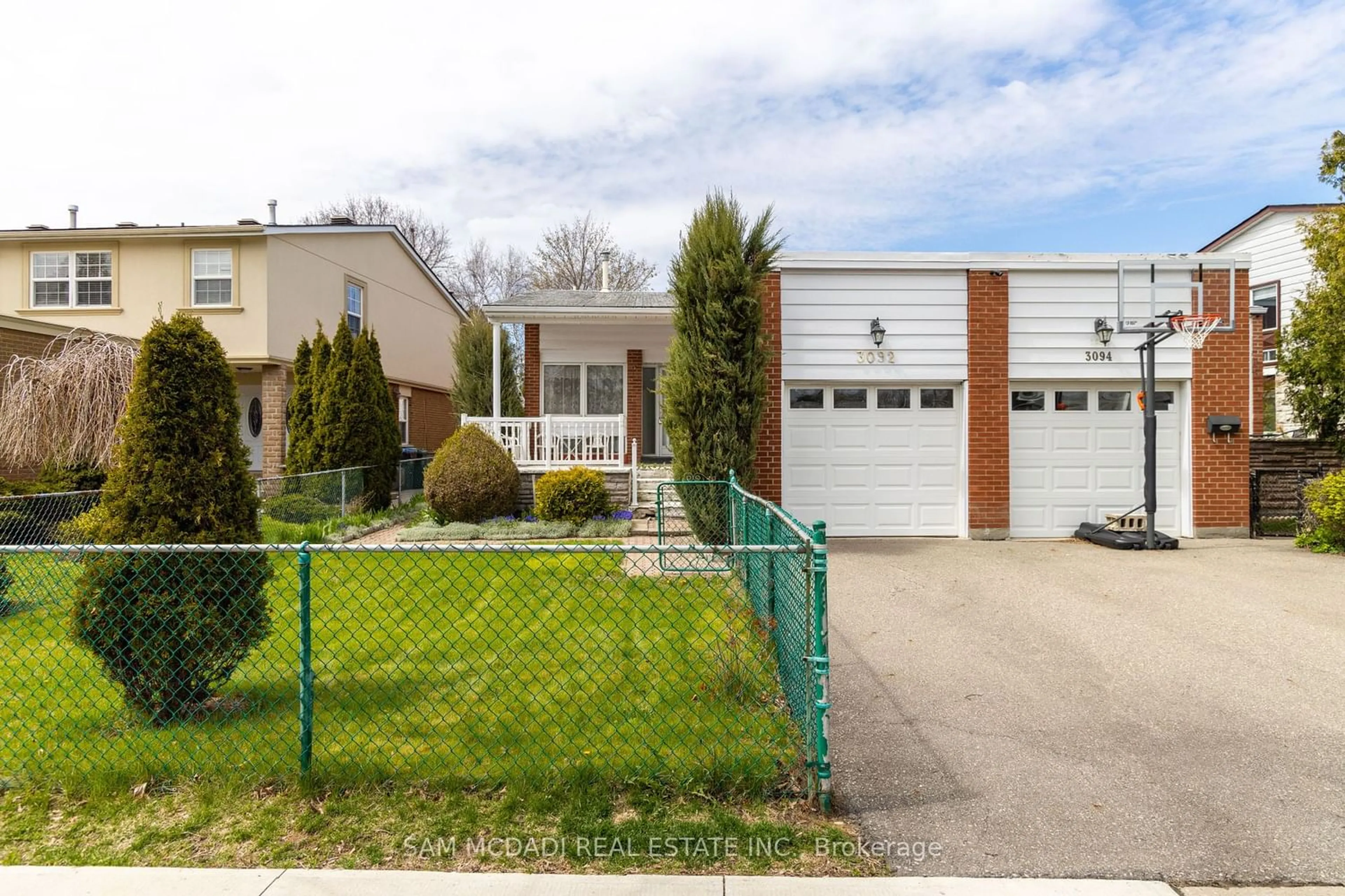 Frontside or backside of a home for 3092 Fieldgate Dr, Mississauga Ontario L4X 2H3