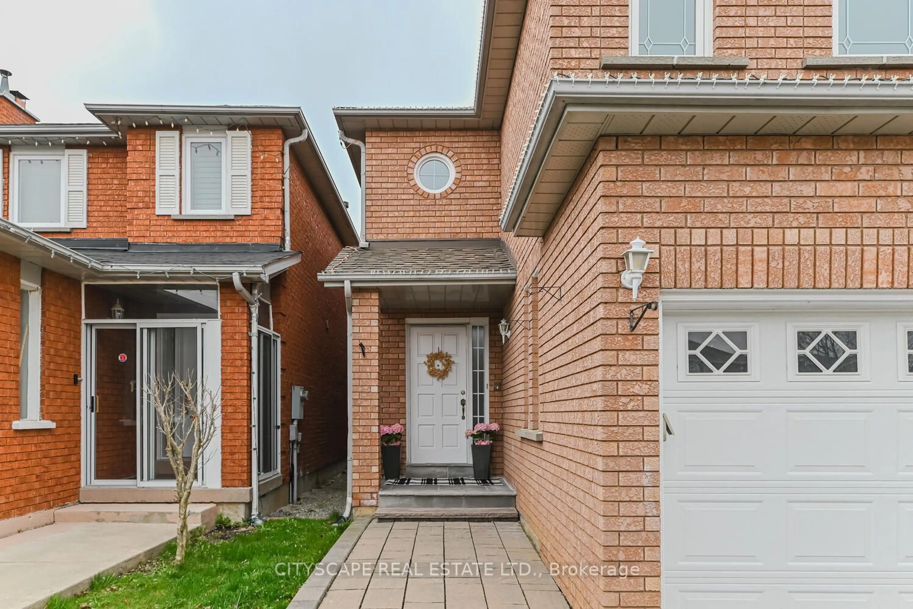 Home with brick exterior material for 32 Pennsylvania Ave, Brampton Ontario L6Y 4N7