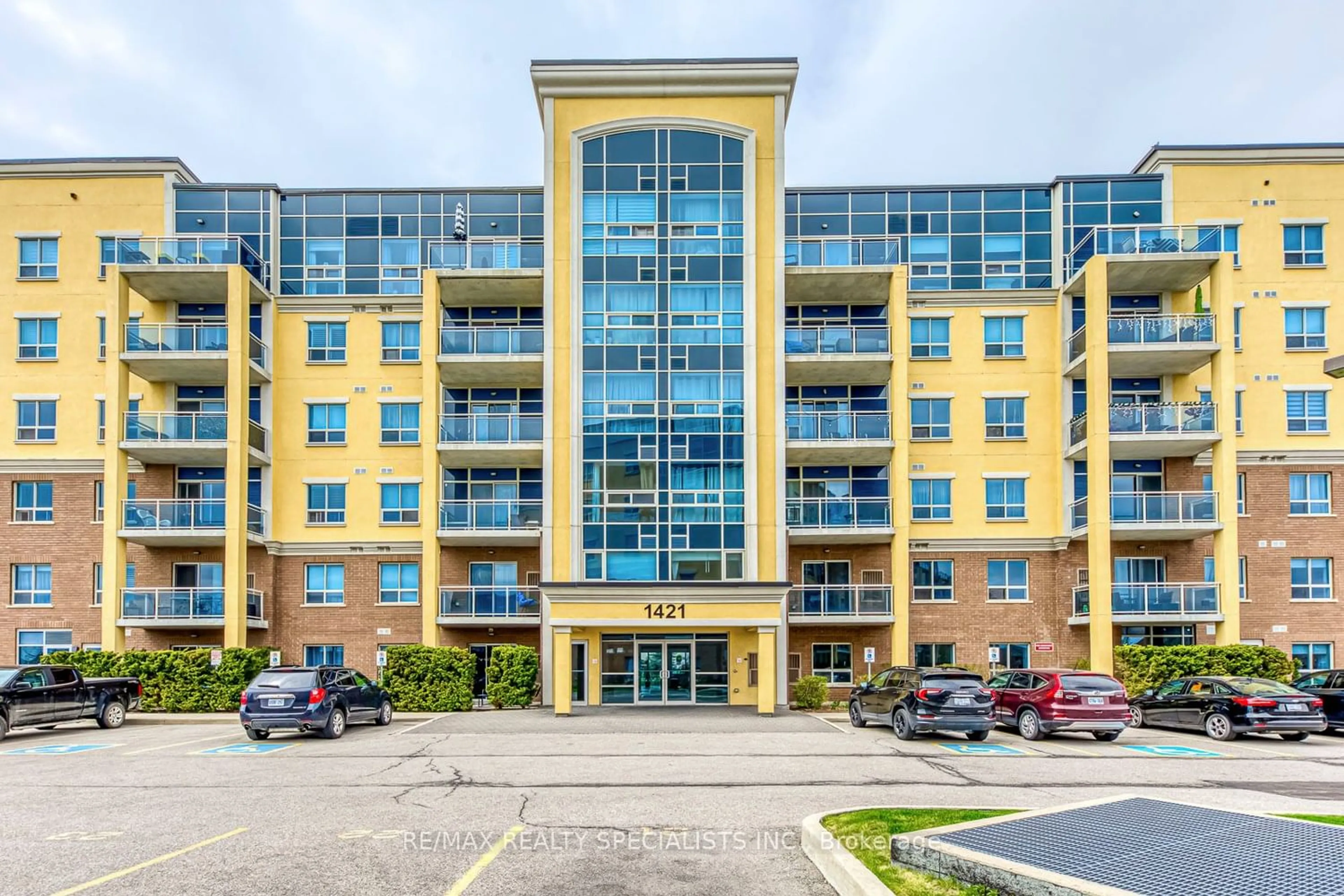 A pic from exterior of the house or condo for 1421 Costigan Rd #312, Milton Ontario L9T 2N4