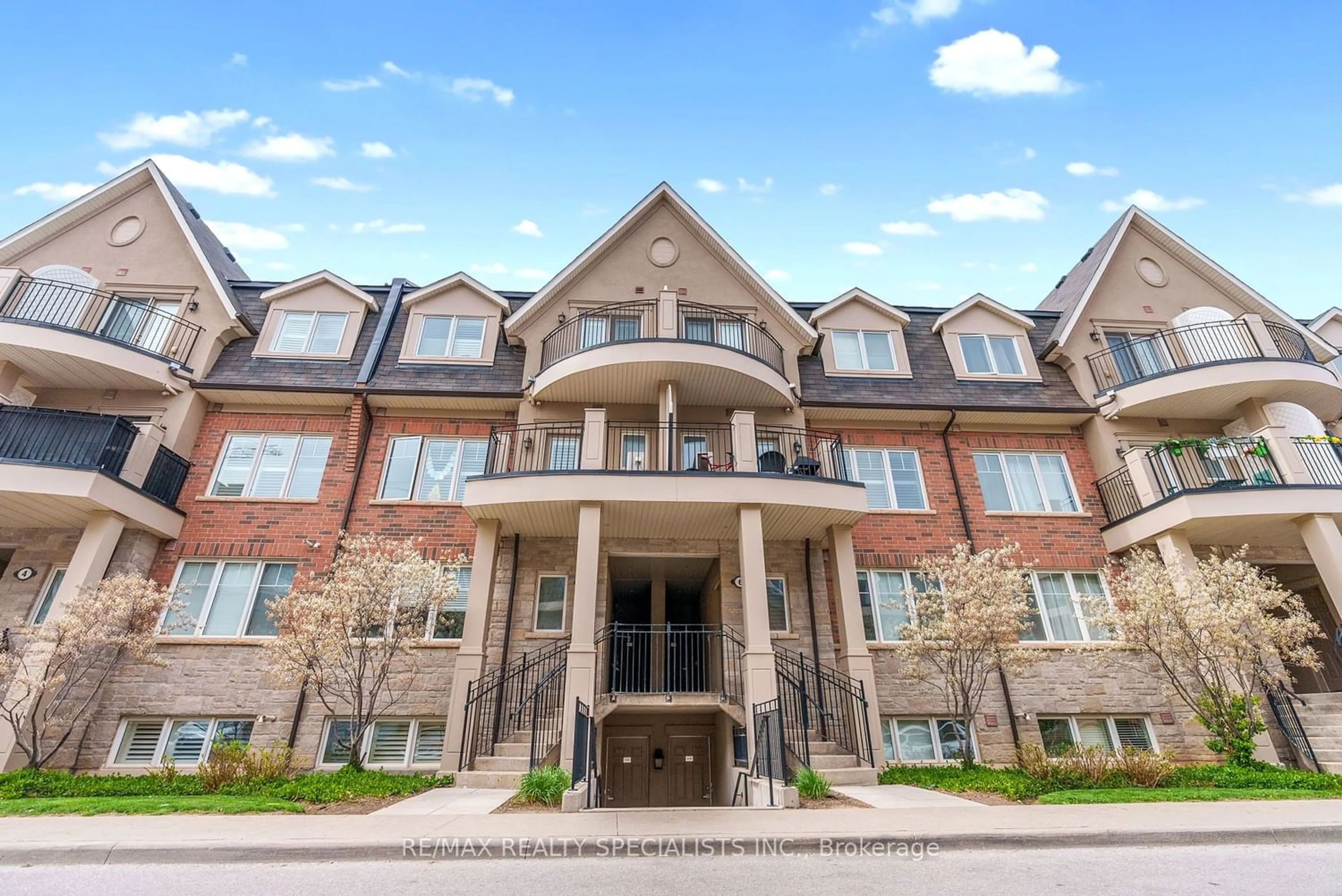 A pic from exterior of the house or condo for 2420 Baronwood Dr #5-01, Oakville Ontario L6M 0X6