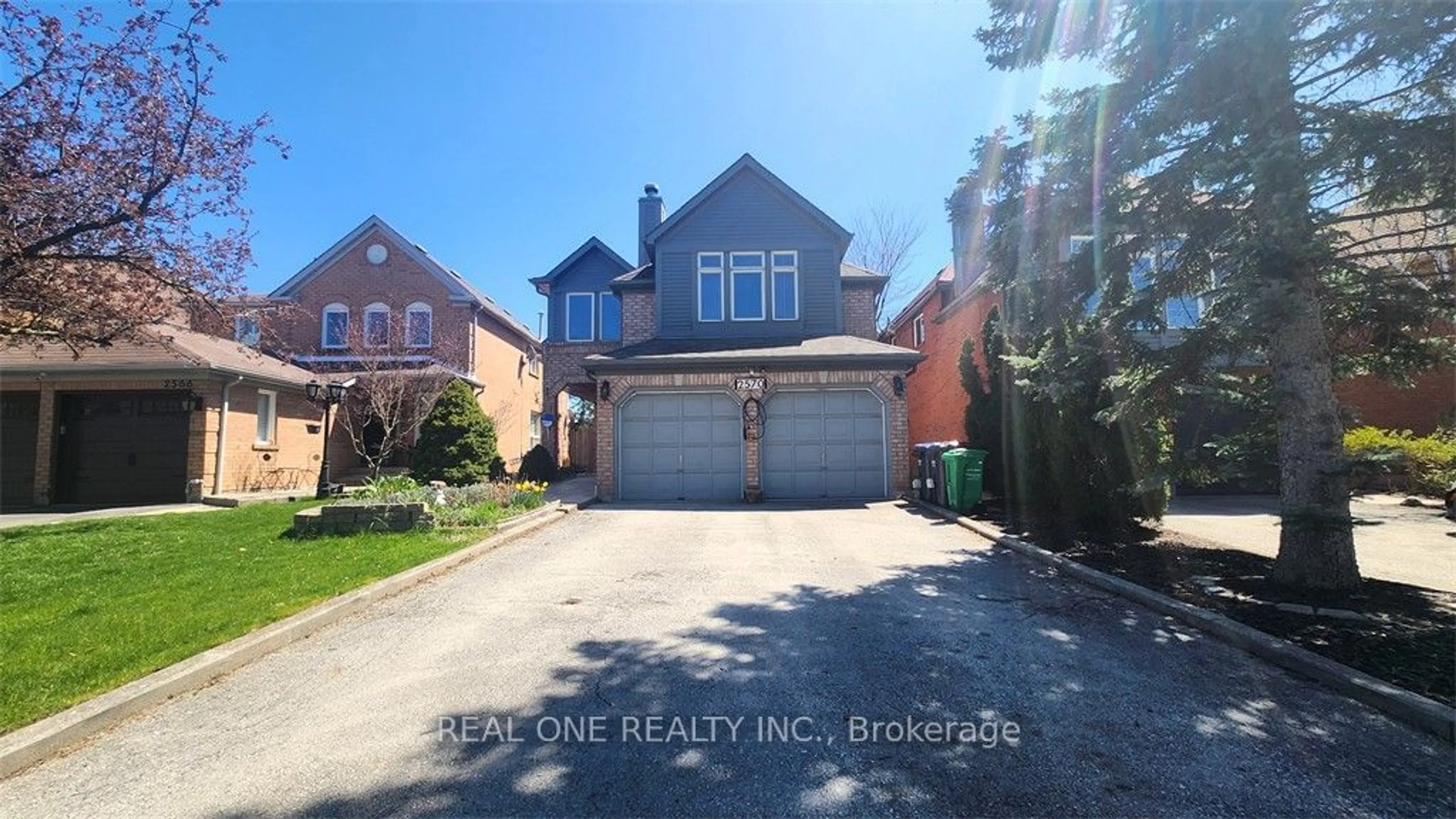 Frontside or backside of a home for 2570 Dinning Crt, Mississauga Ontario L5M 5E7