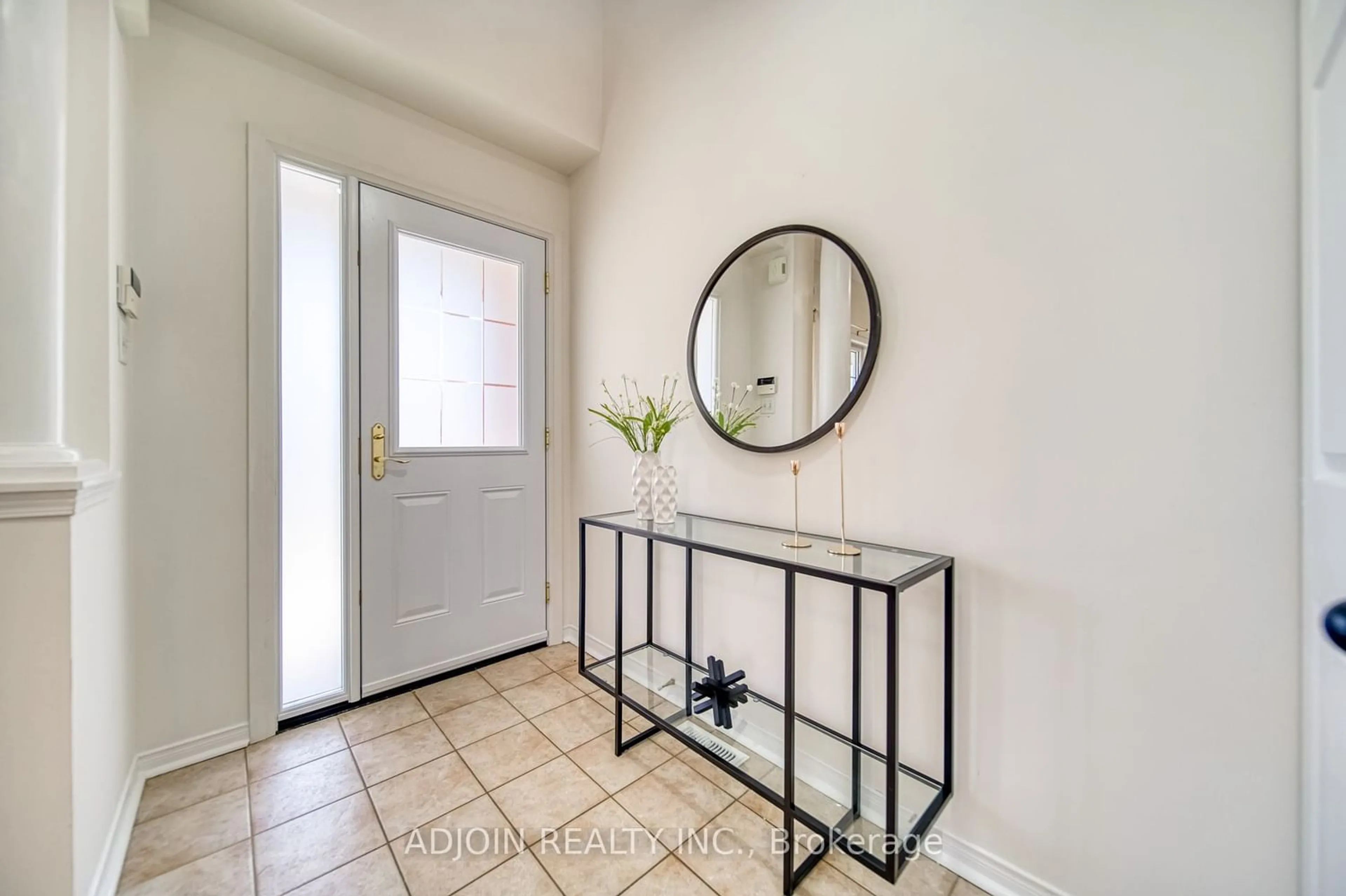 Indoor entryway for 7199 Atwood Lane, Mississauga Ontario L5N 7X2