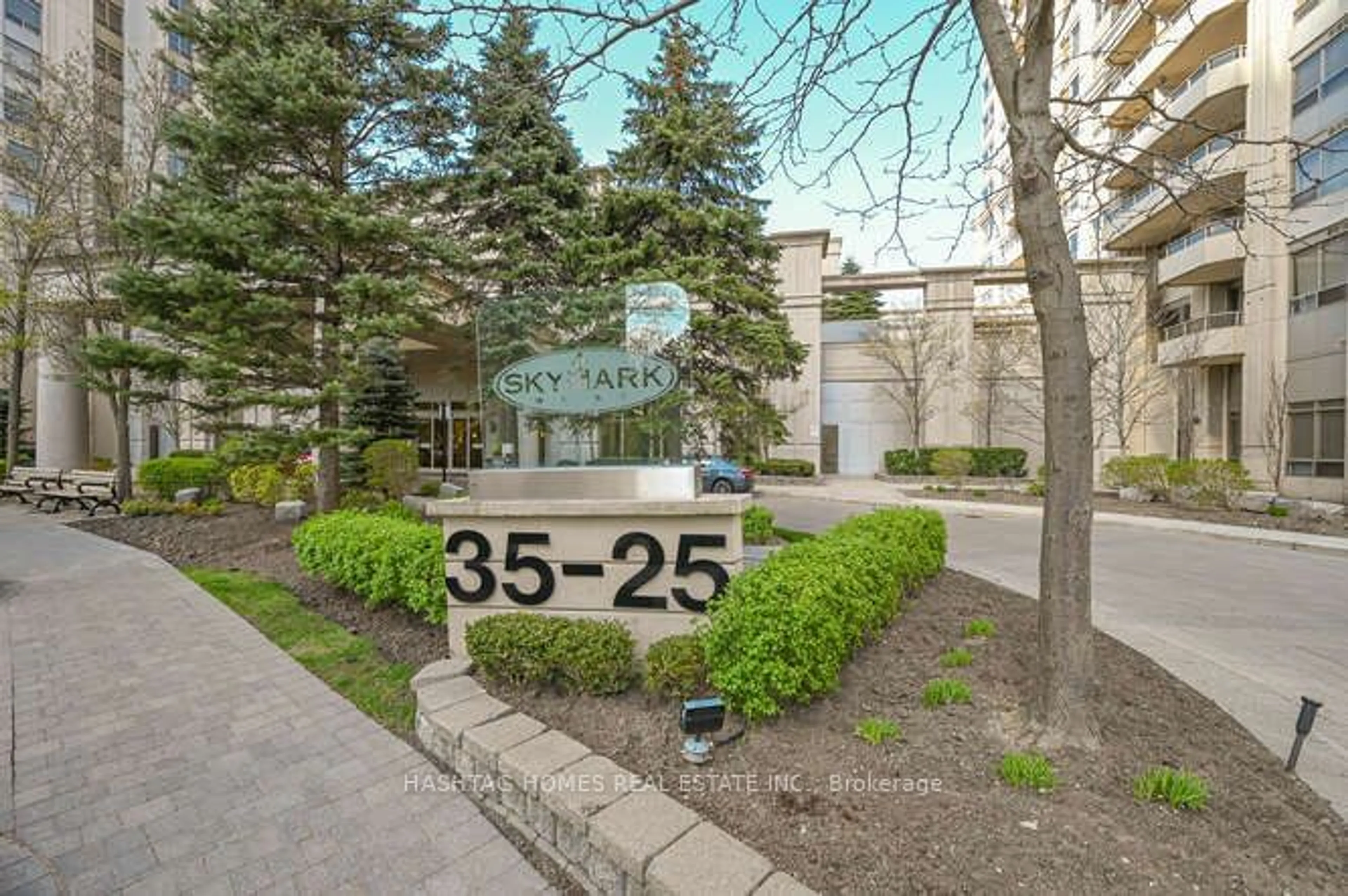 A pic from exterior of the house or condo for 25 Kingsbridge Garden Circ #2813, Mississauga Ontario L5R 4B1