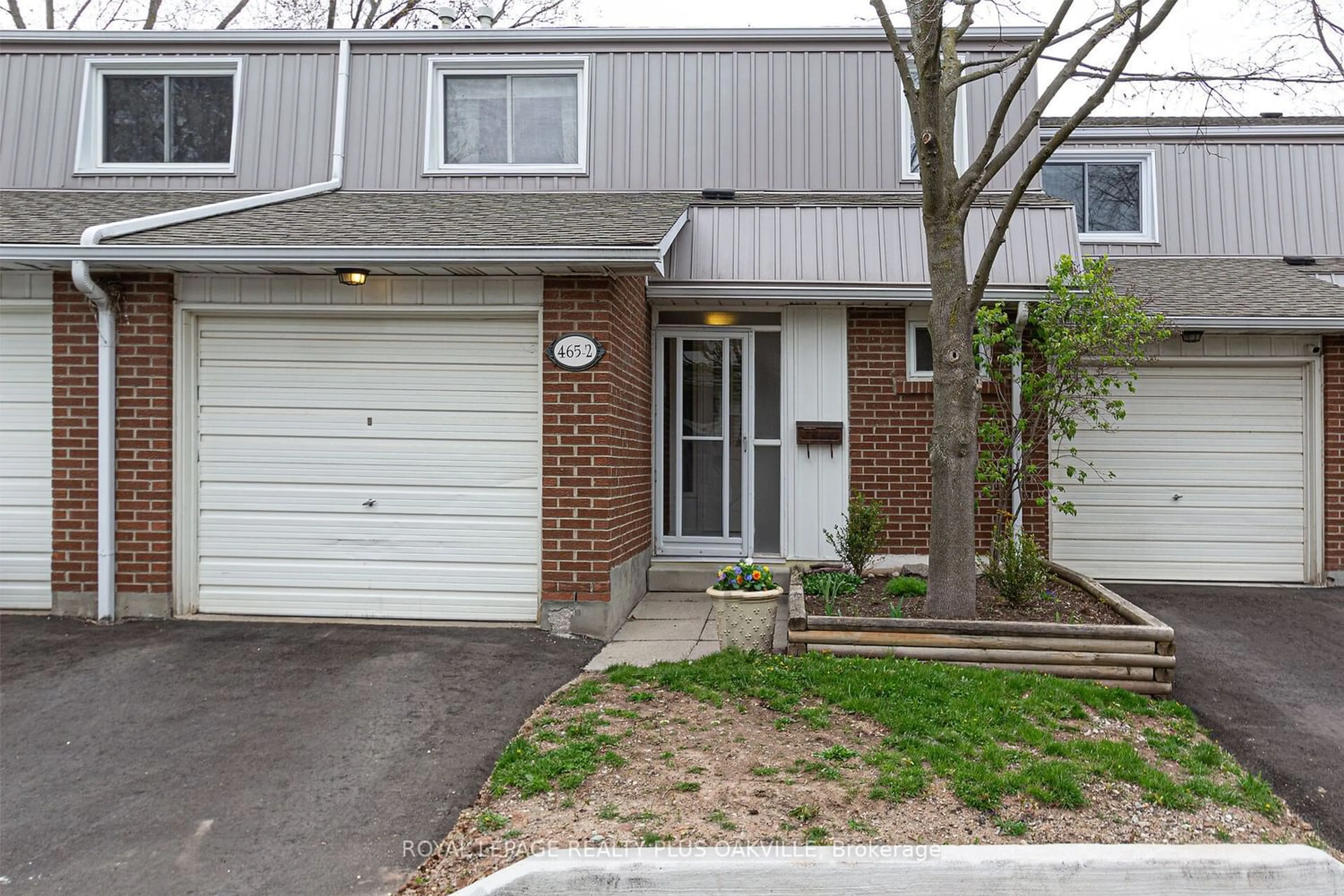 A pic from exterior of the house or condo for 465 Woodview Rd #2, Burlington Ontario L7N 2Z9