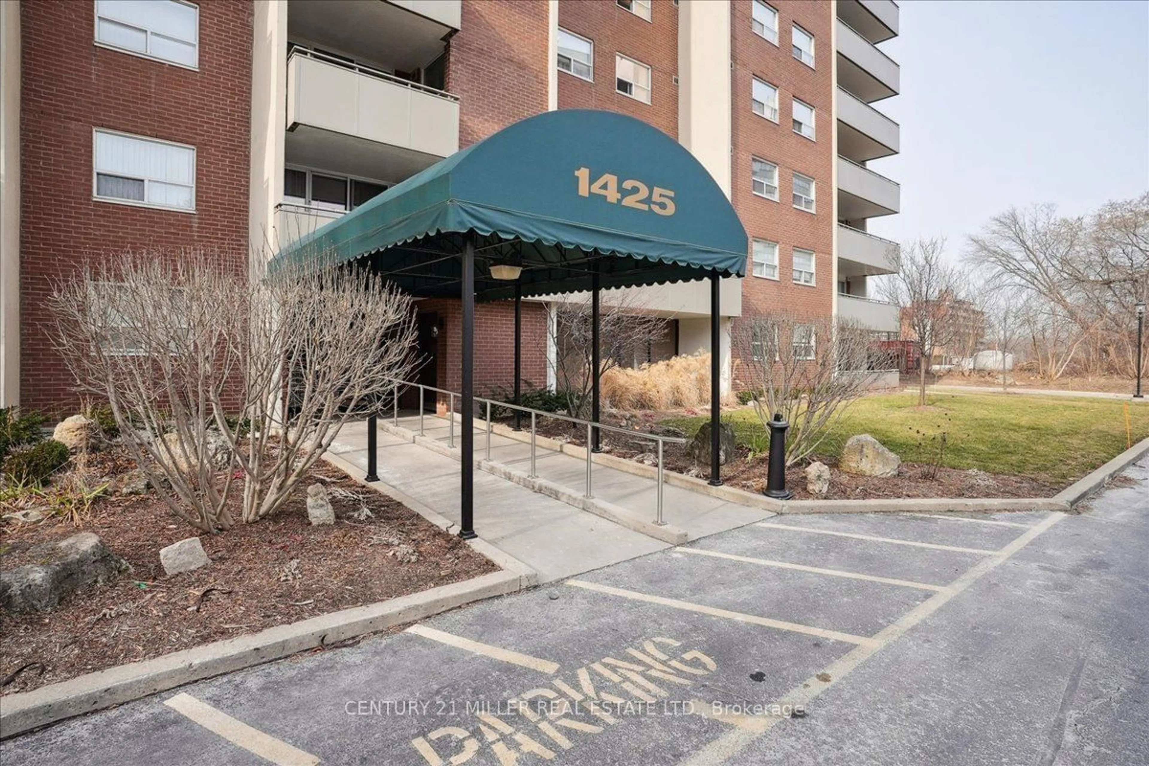 A pic from exterior of the house or condo for 1425 Ghent Ave #508, Burlington Ontario L7S 1X5