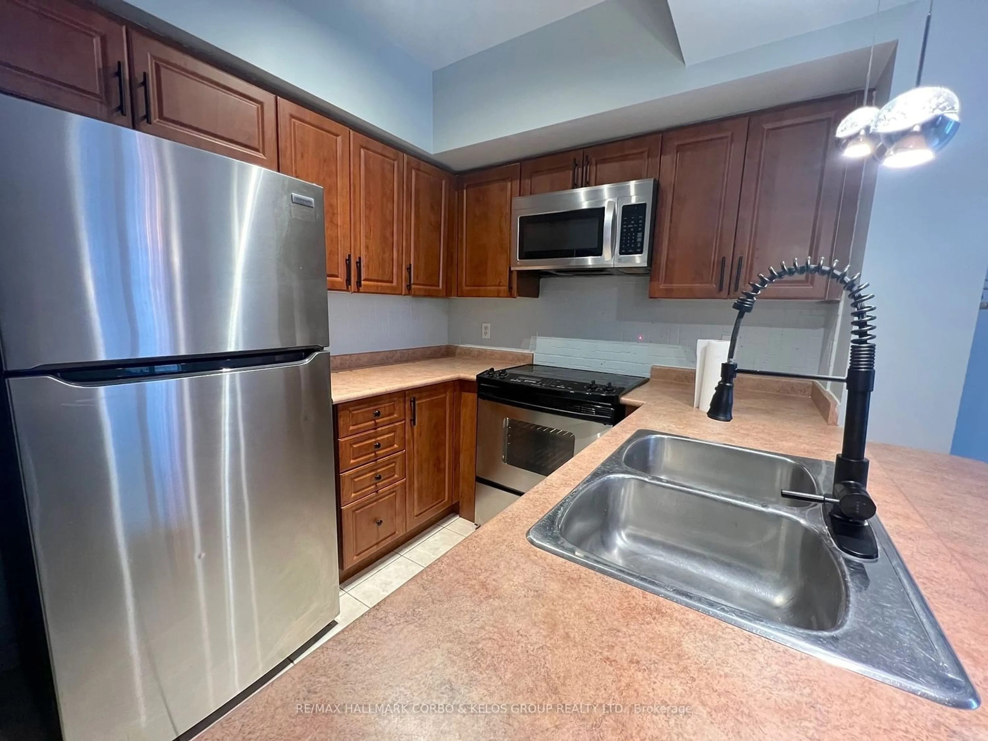 Standard kitchen for 3047 Finch Ave #1022, Toronto Ontario M9M 0A5