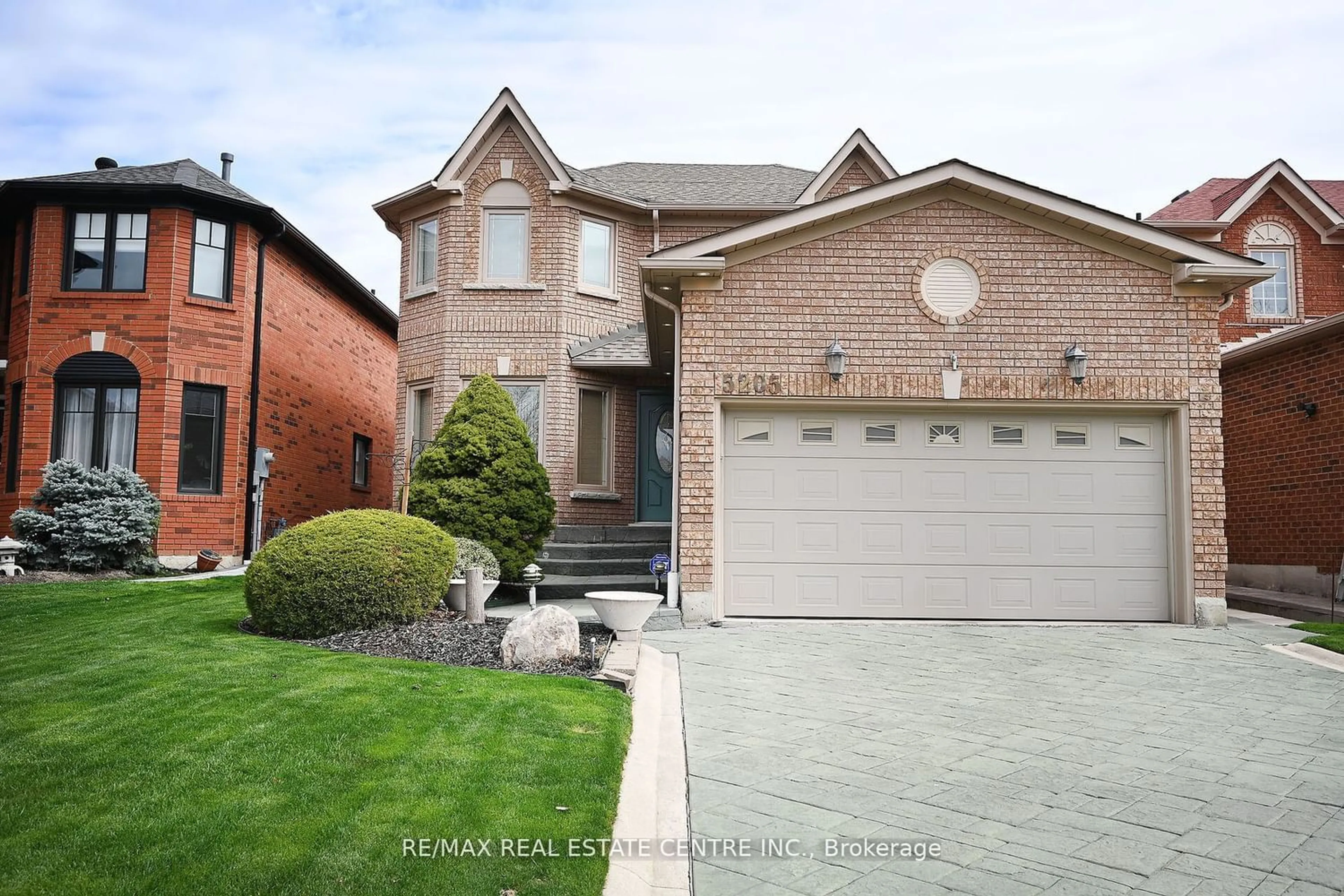 Frontside or backside of a home for 5205 Buttermill Crt, Mississauga Ontario L5V 1S4