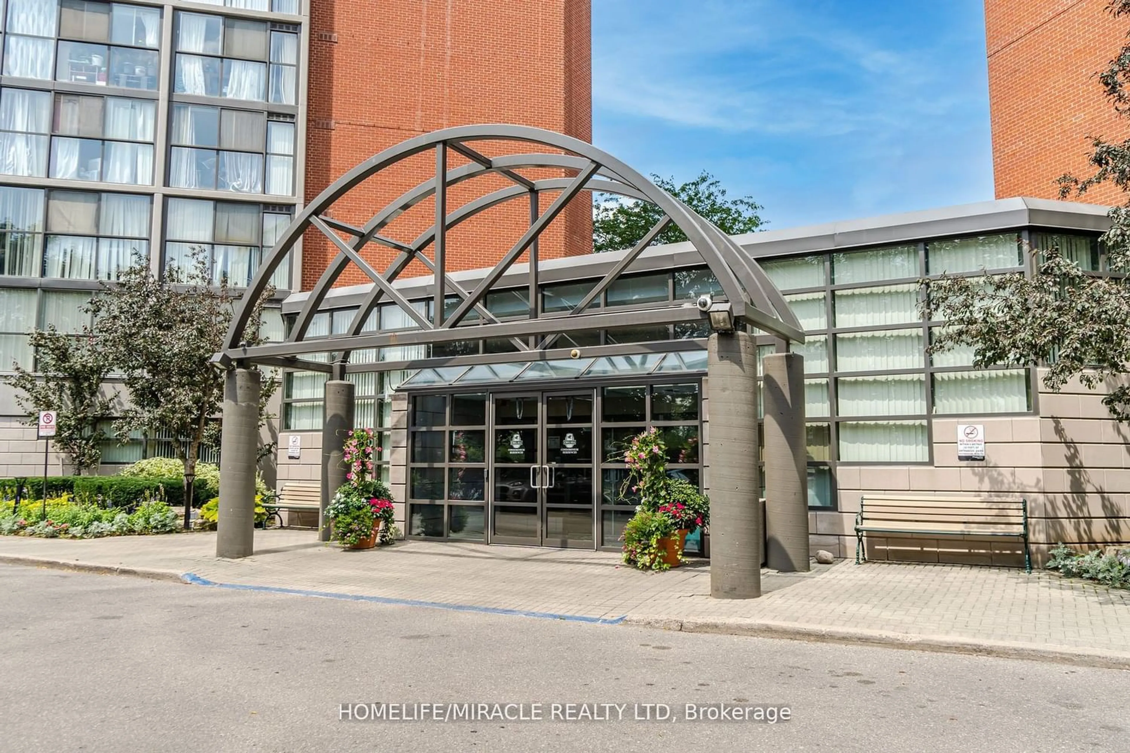 Indoor foyer for 4185 Shipp Dr #1919, Mississauga Ontario L4Z 2Y8
