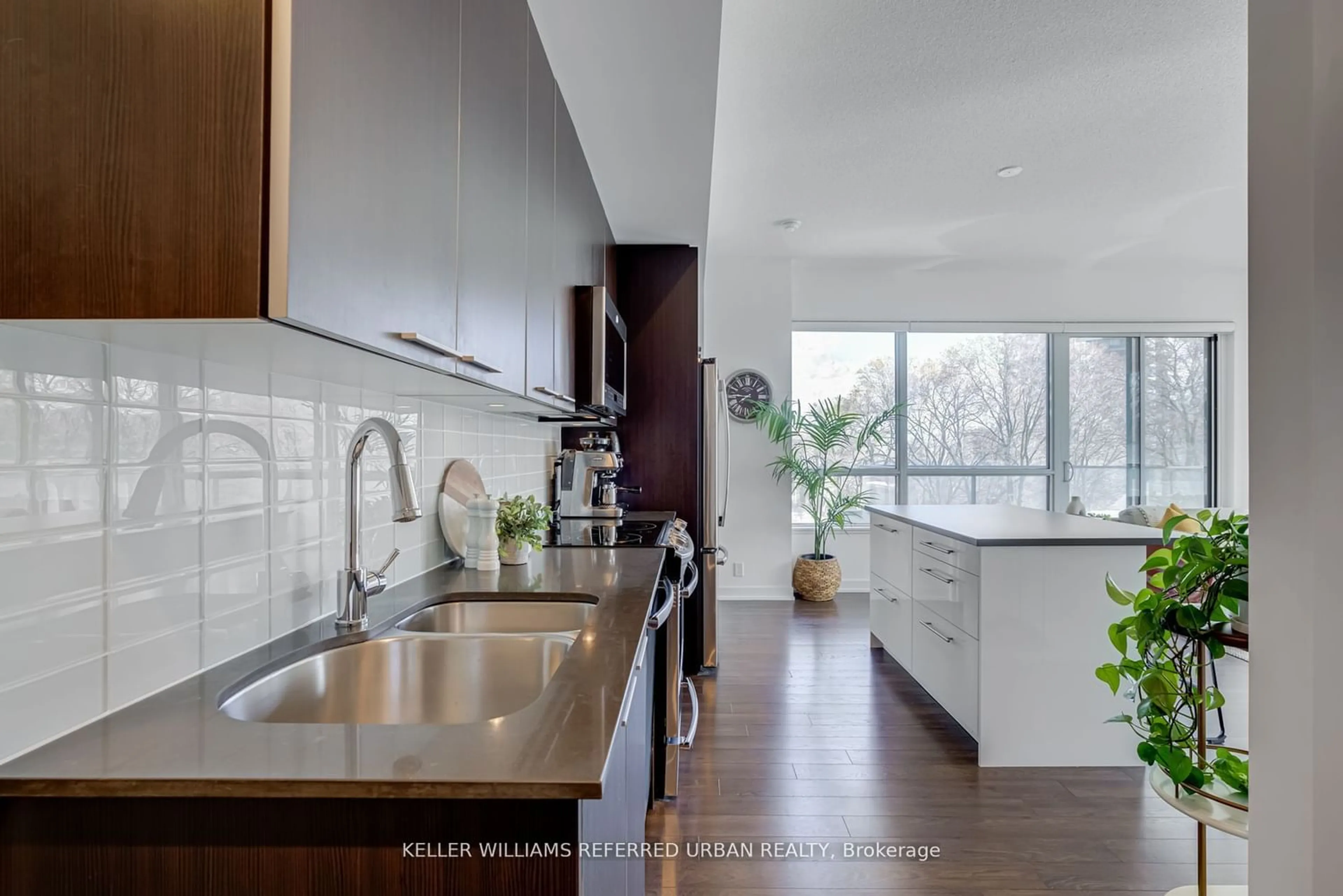 Contemporary kitchen for 10 Park Lawn Rd #306, Toronto Ontario M8V 0H9