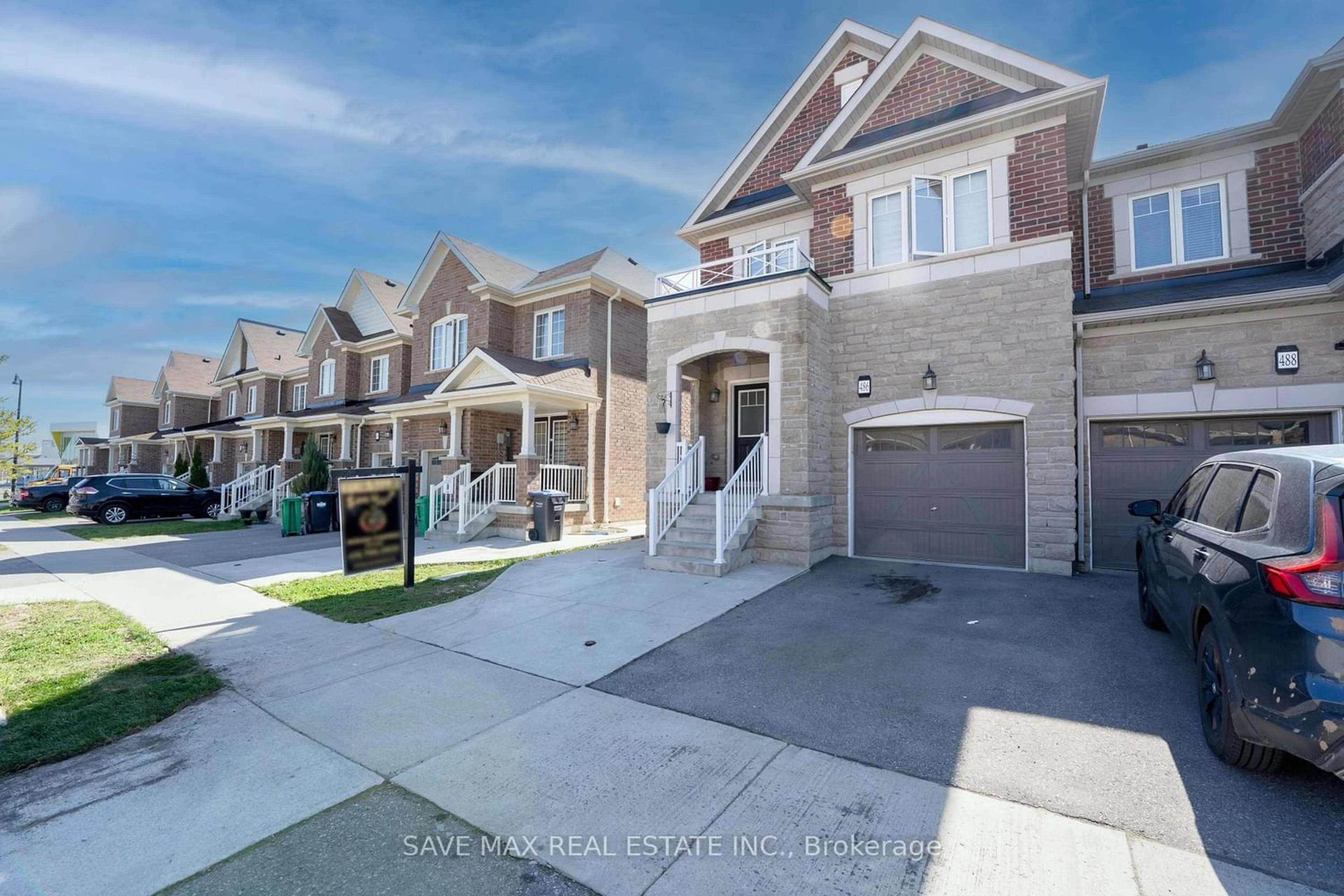A pic from exterior of the house or condo for 486 Queen Mary Dr, Brampton Ontario L7A 4N3